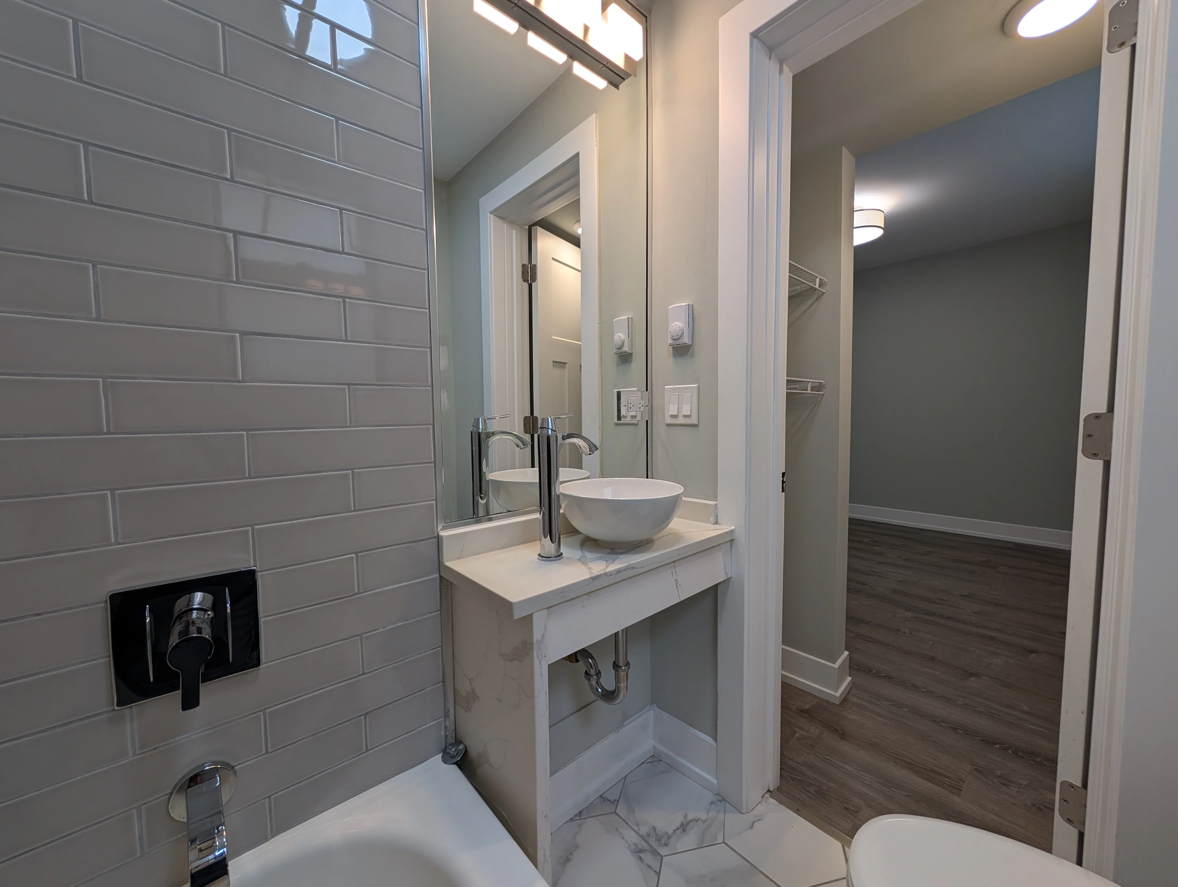 Renovated Studio in Lakeview! image indicator(8)