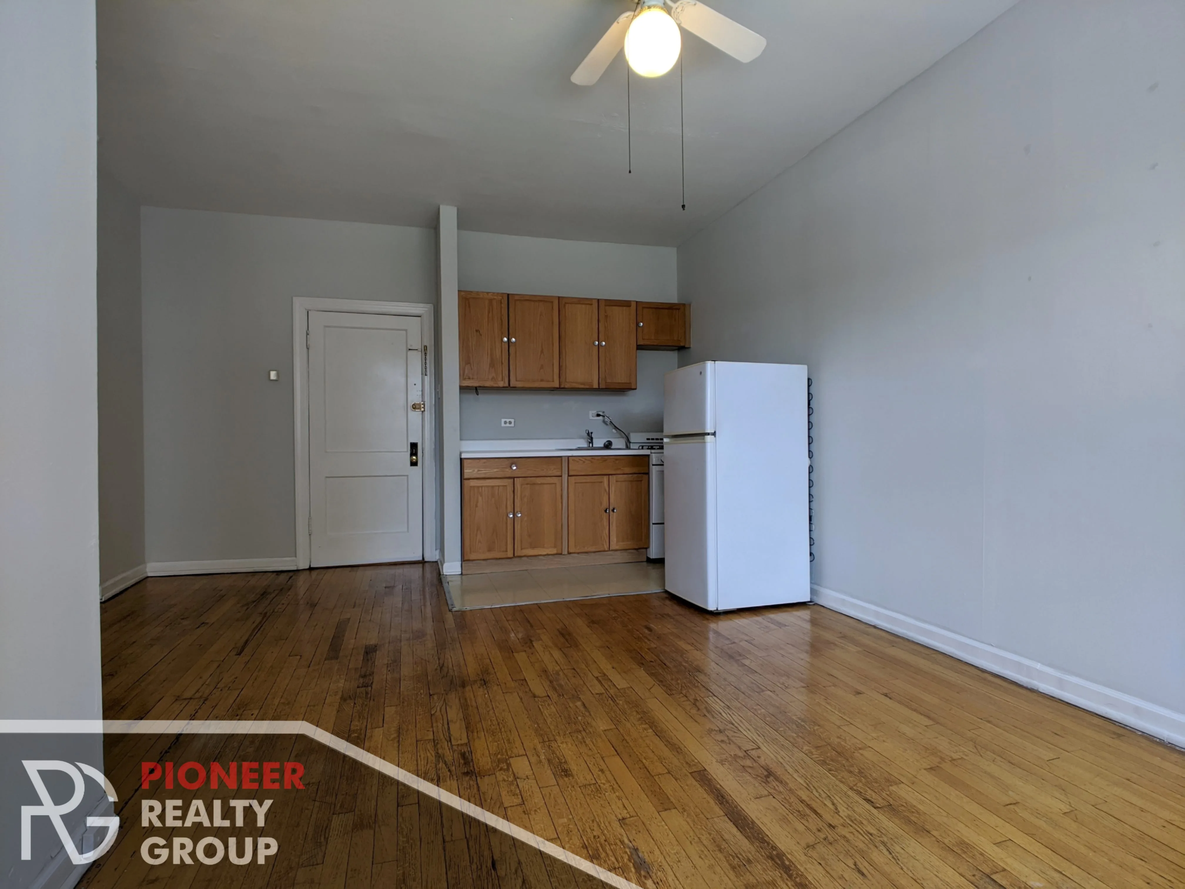 Studio in Lakeview Available for Rent! image indicator(2)