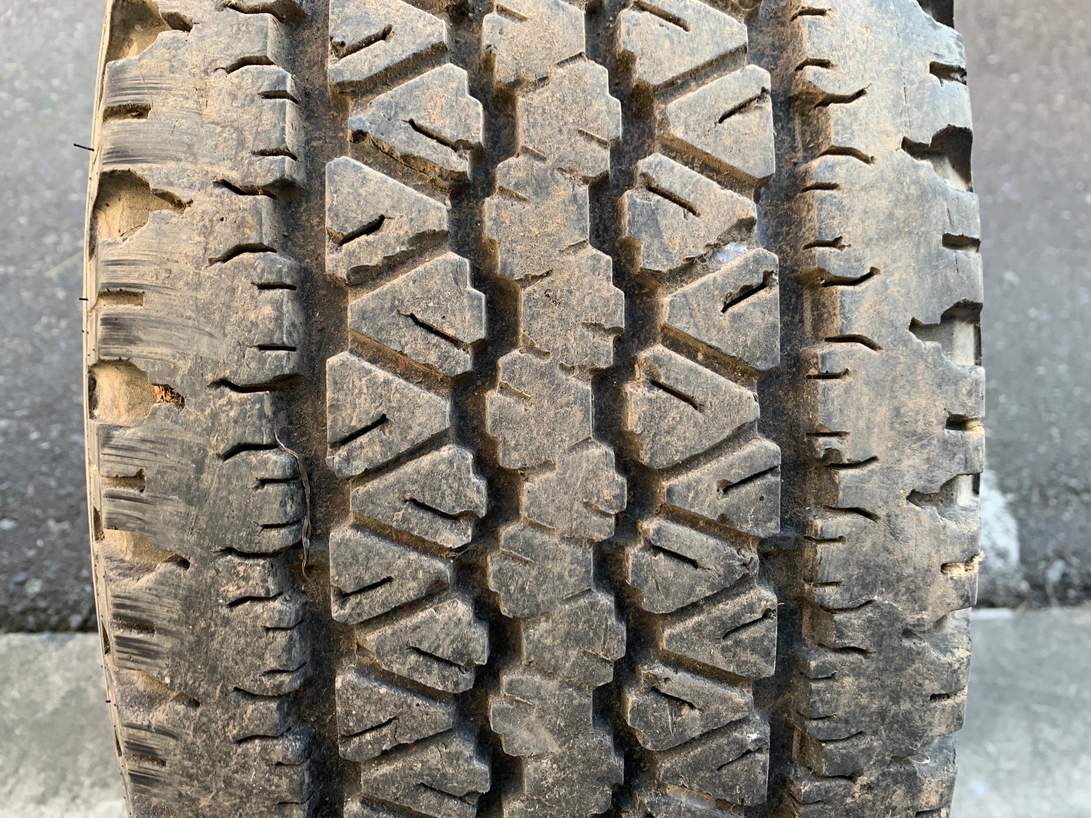 1 X single 265/70/17 goodyear tire mounted on steel rim 5x135mm - photo 2