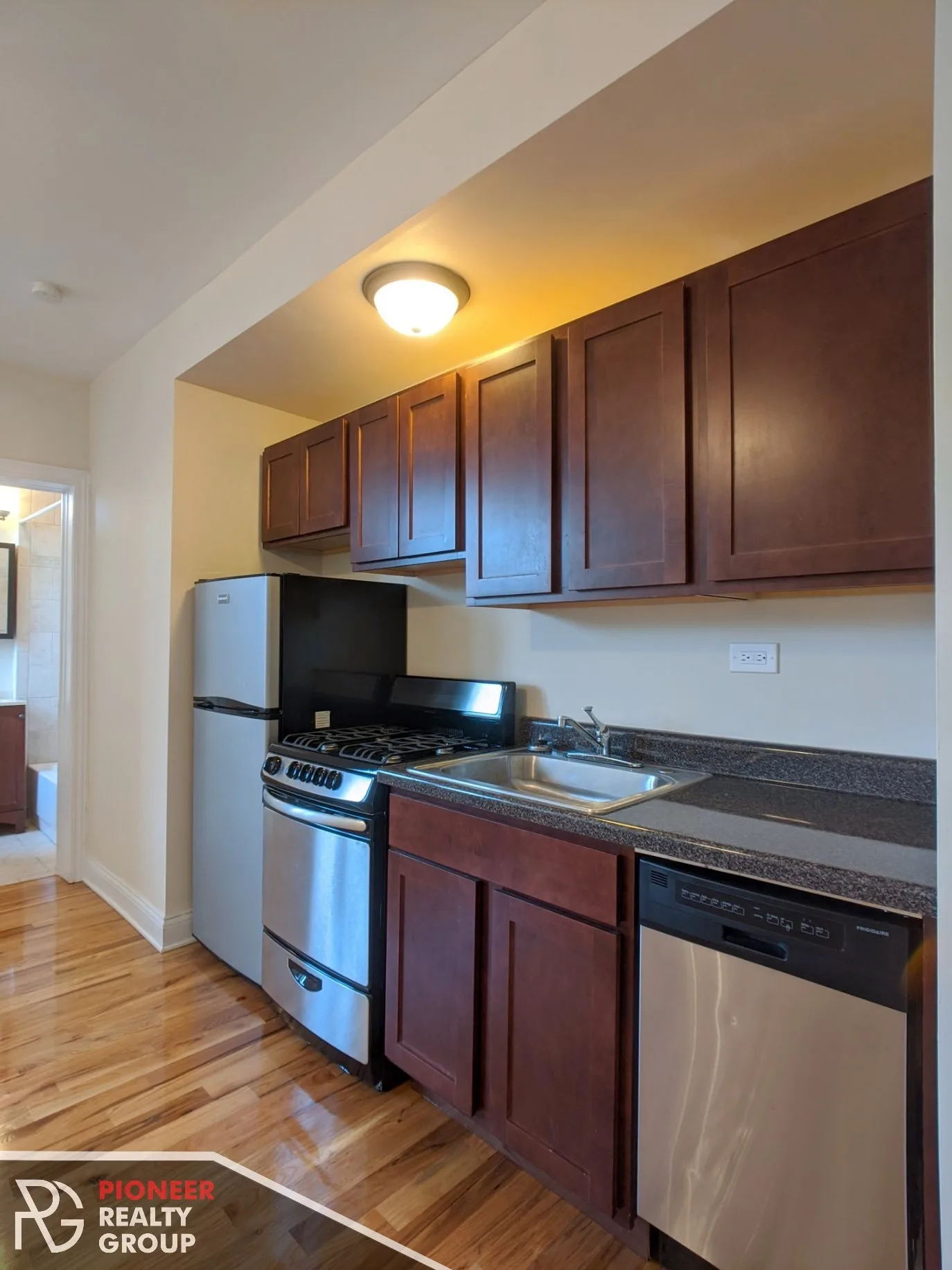 Studio in Lakeview Available for Rent! image indicator(3)