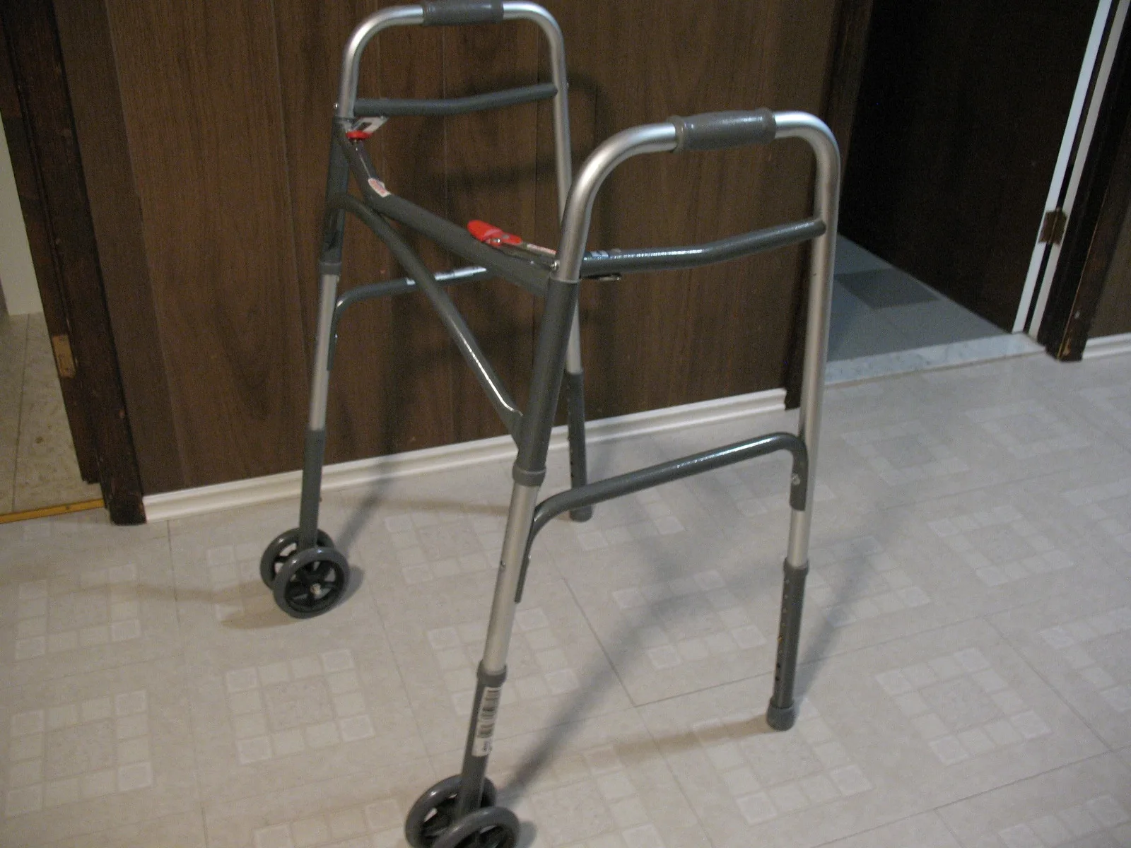 Extra Heavy Duty Walker with Front Wheels image indicator(2)