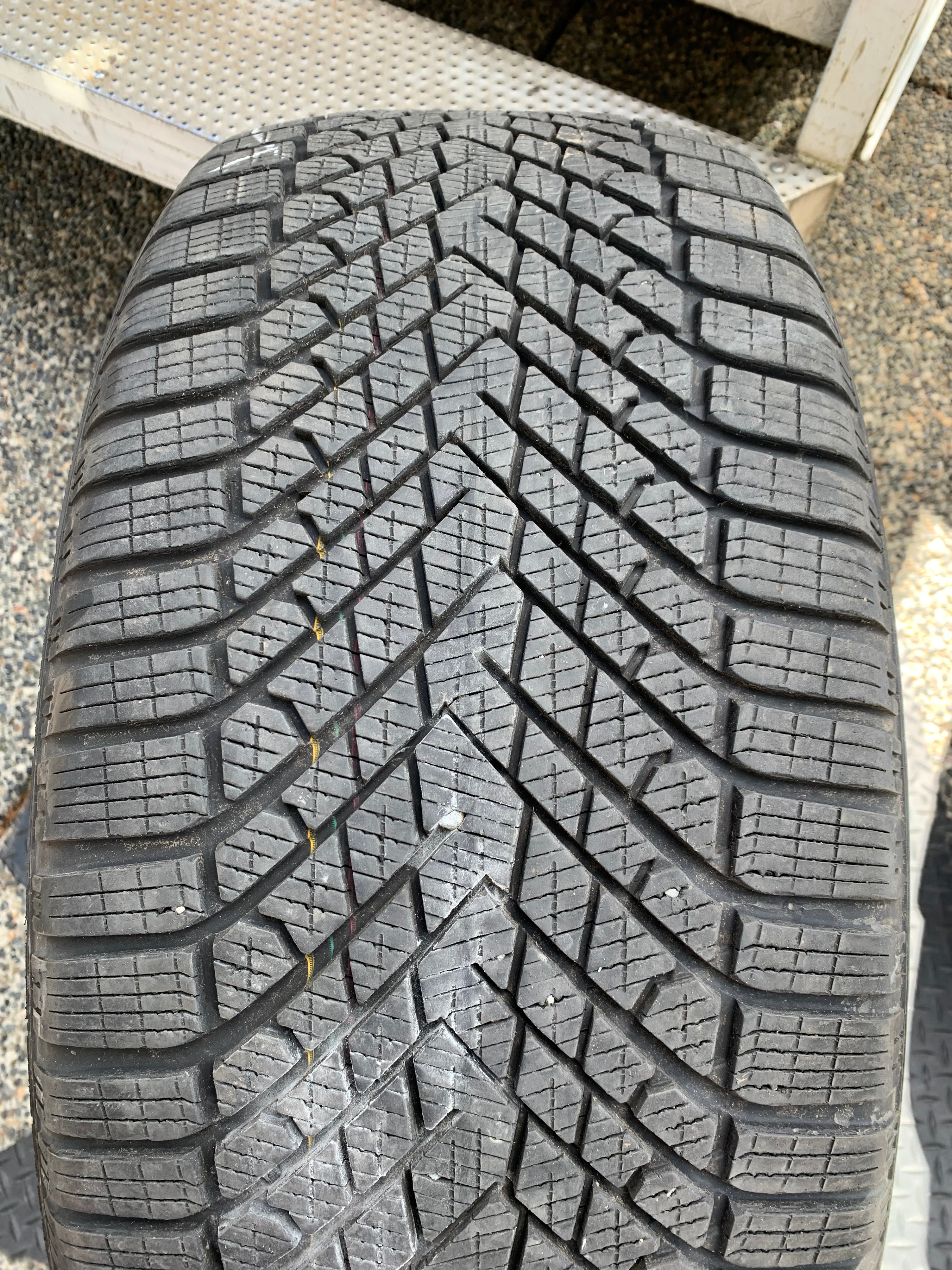 1 x single 285/40/23 111V Pirelli scorpion Winter 2 w 85% tread