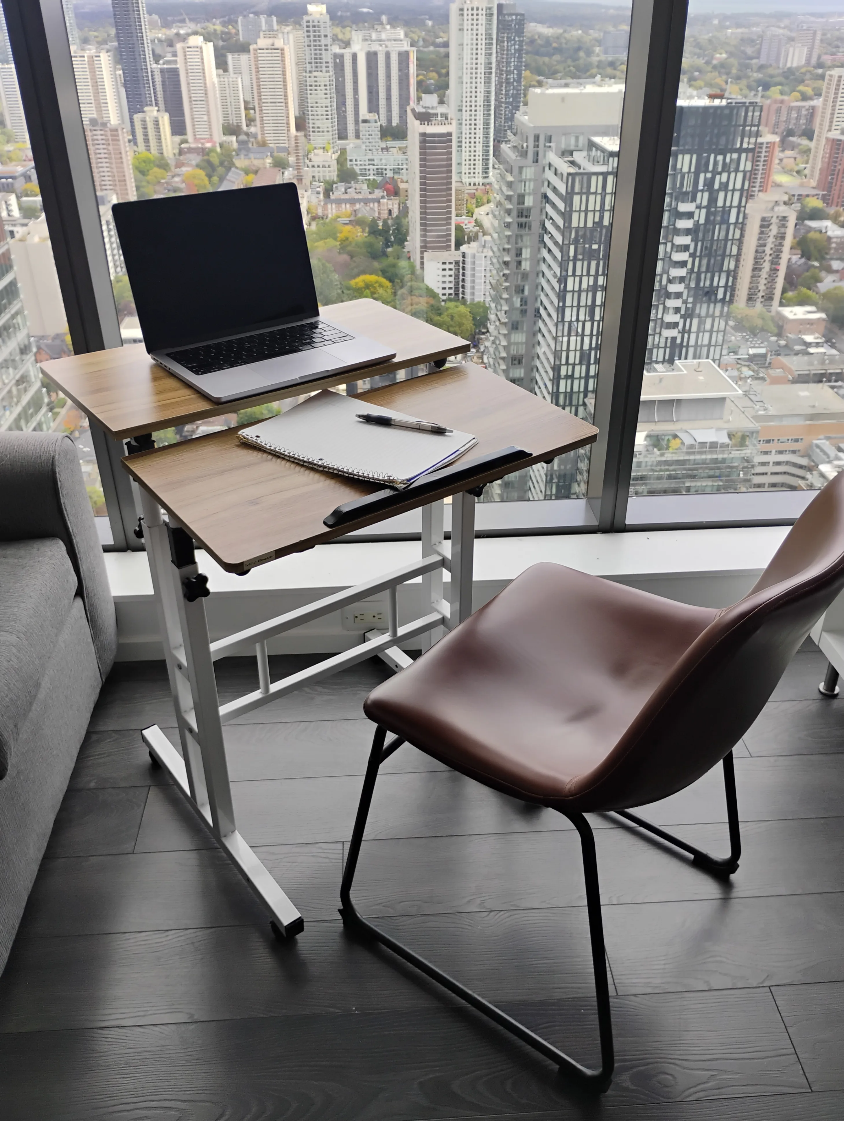 Adjustable (standing/sitting) desk image indicator(2)