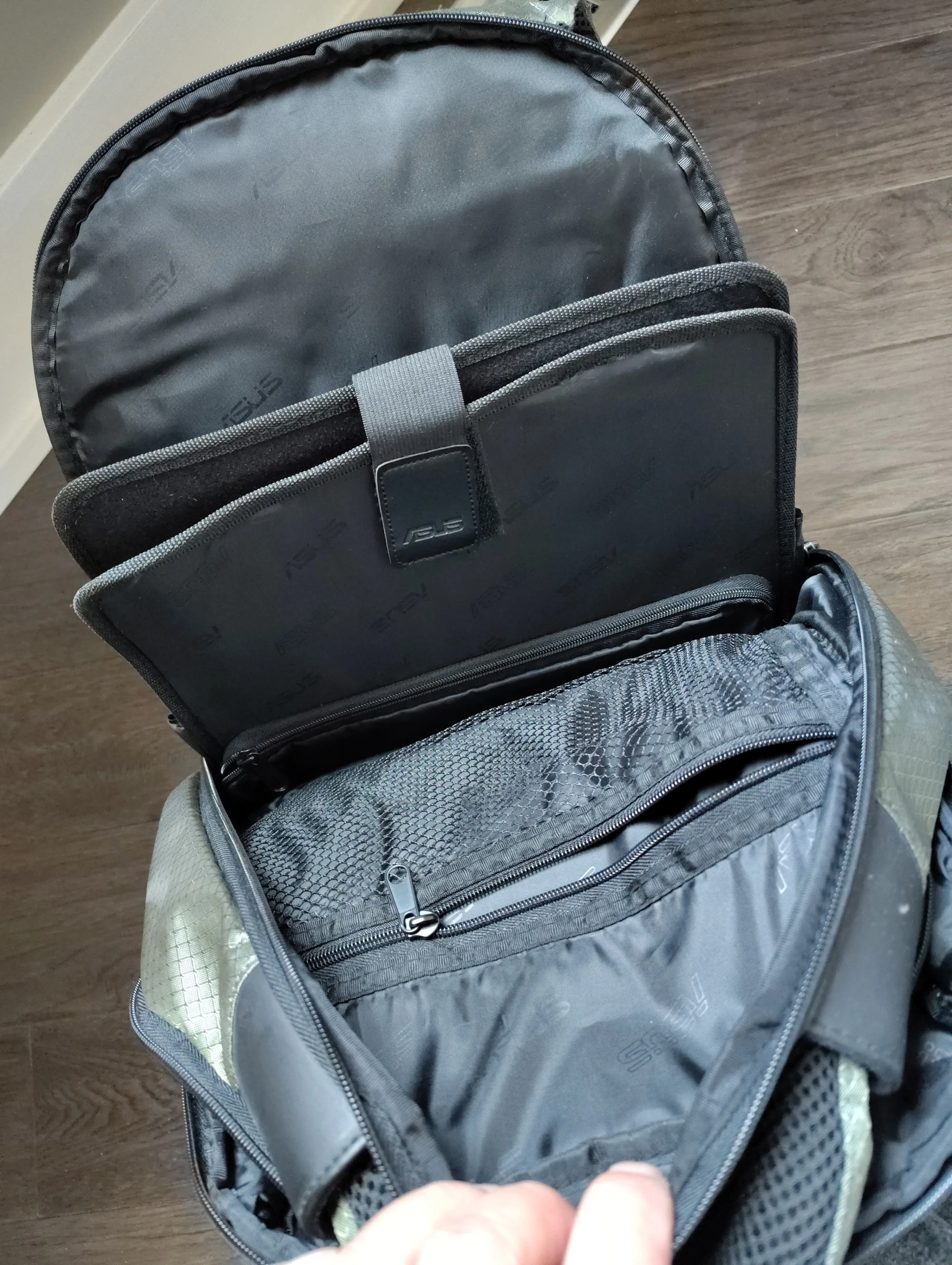 MINT RARELY USED ASUS ROG Artillery Notebook Laptop Backpack image indicator(4)