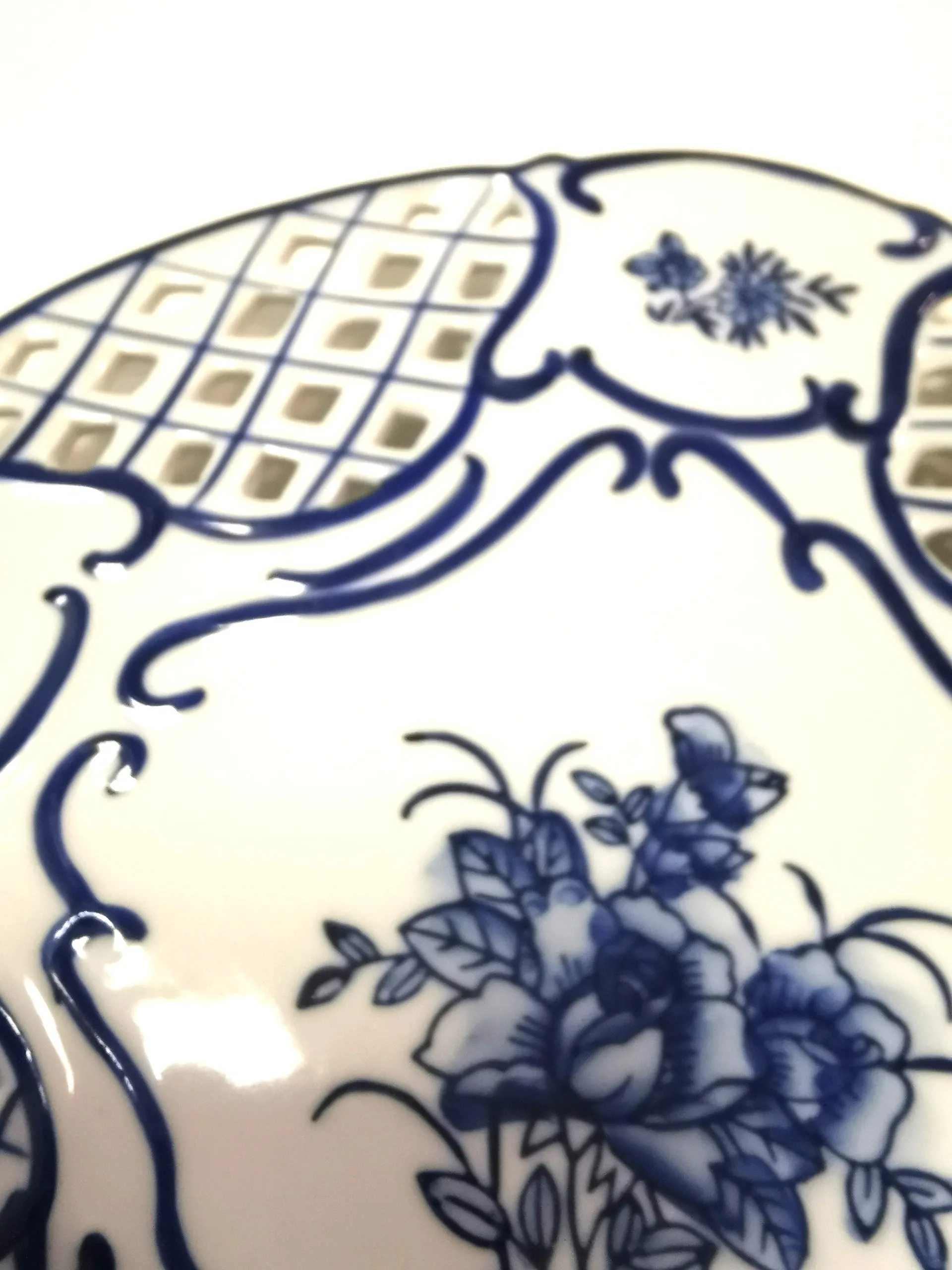 Vintage Osaka Fenton Japan Plate – 9 Inch Gold Toned Trim image indicator(9)