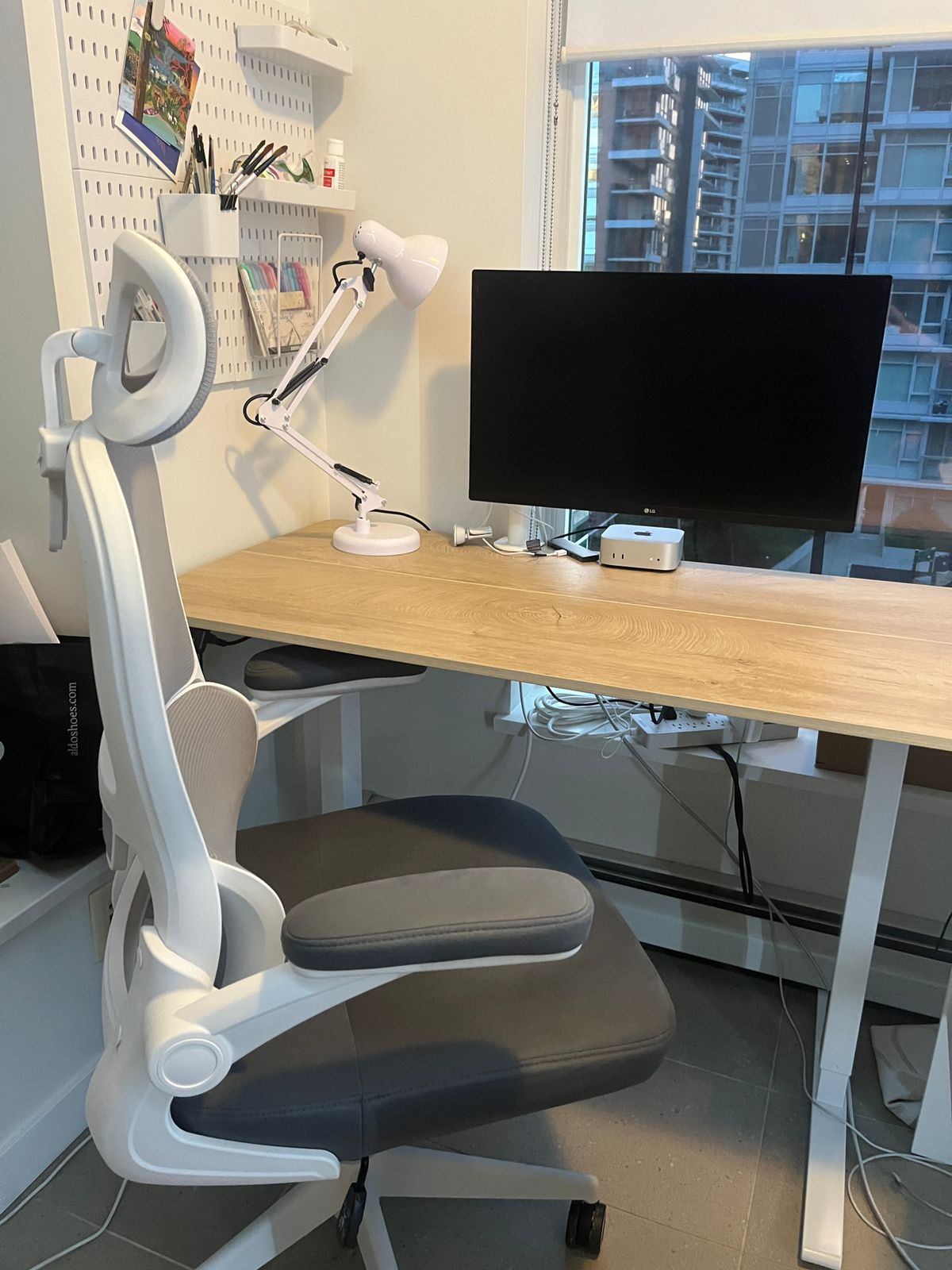 Beautiful Standing Desk - 48" x 24" (122 cm × 61 cm)