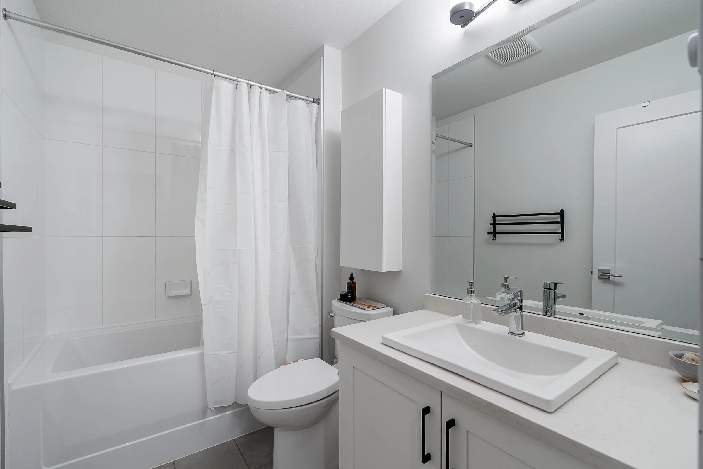 Bright & Modern 1-Bed/1-Bath Fully Furnished Legal Suite image indicator(5)