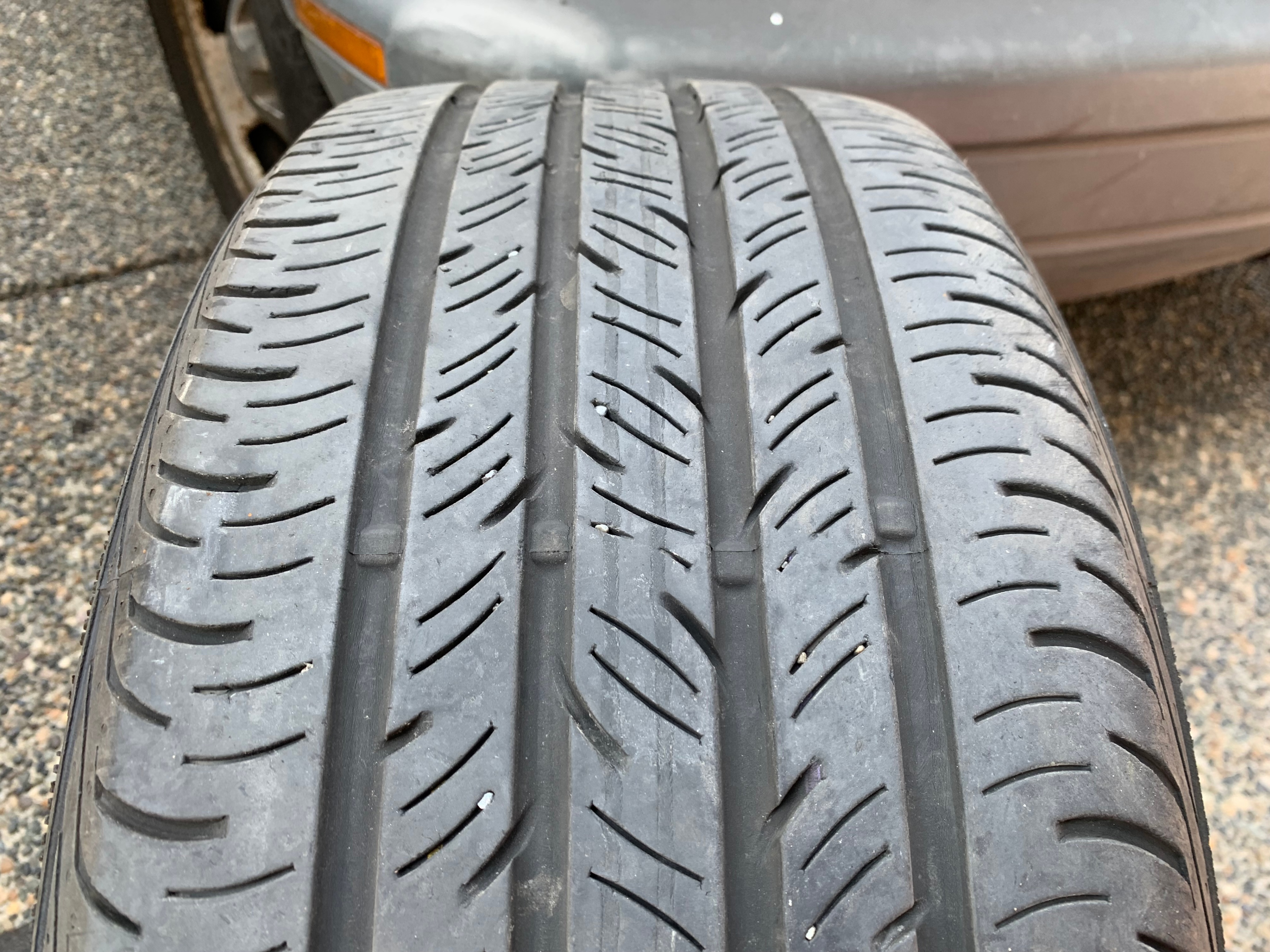 1 X single 235/45/19 M+S Continental conti pro contact 60% tread - photo 3