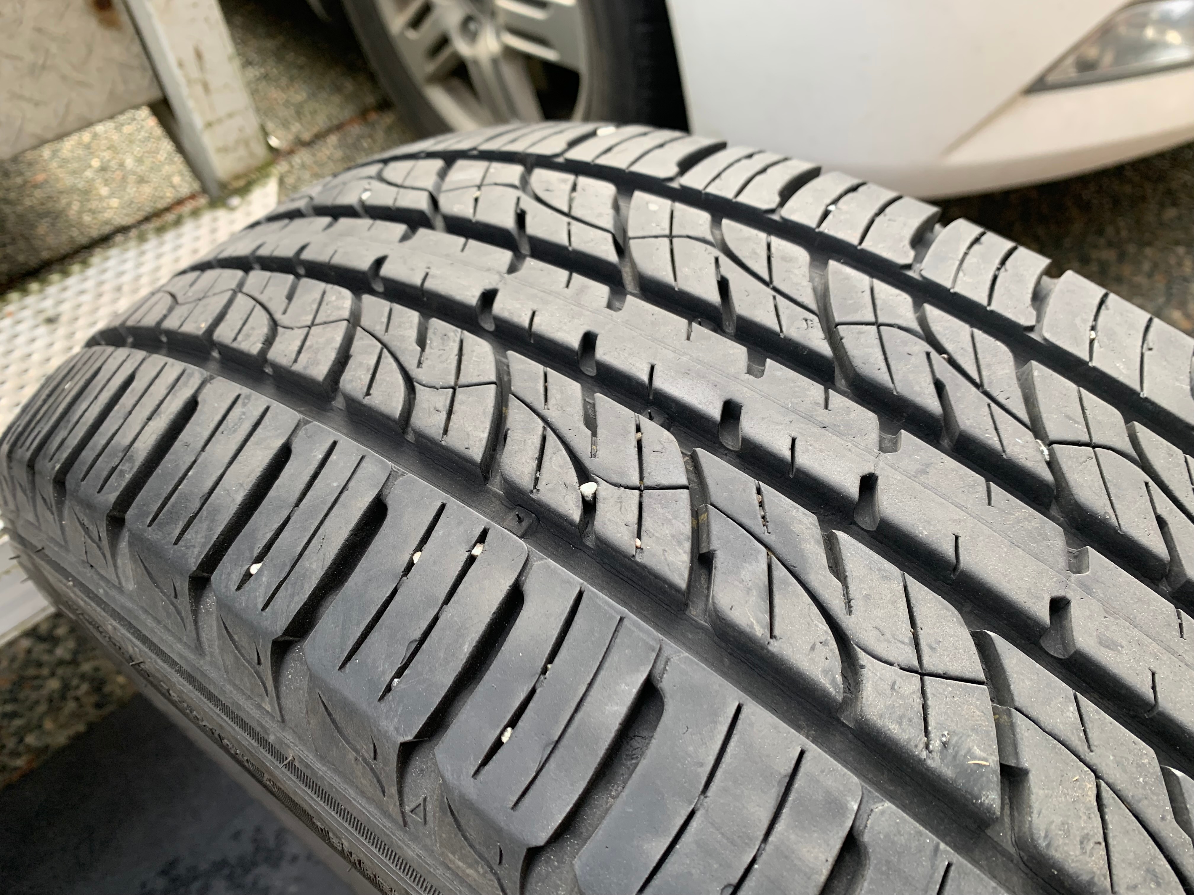 1 X single 235/65/17 M+S 104H Kumho Crugen Premium w 90% tread - photo 4