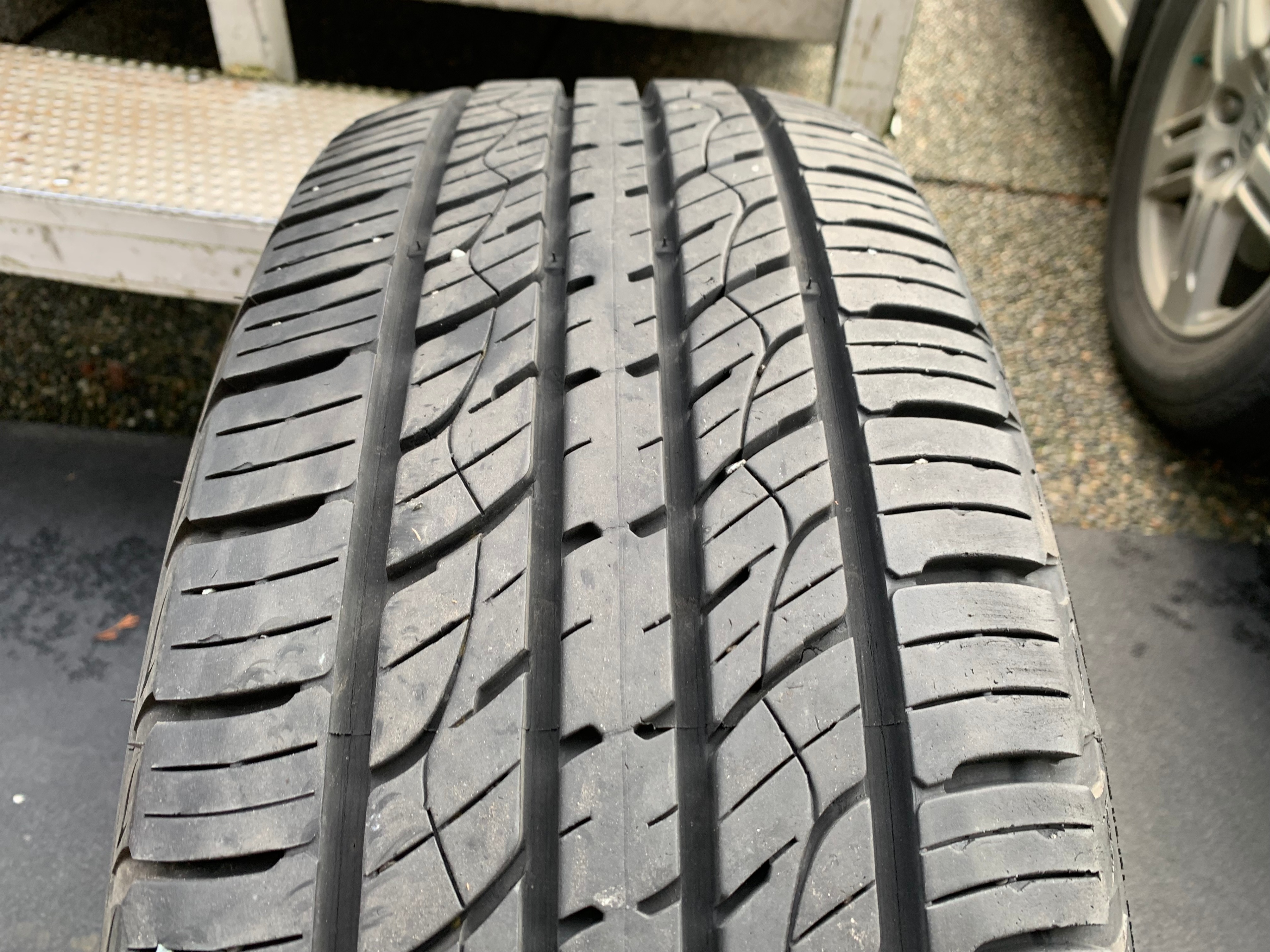 1 X single 235/65/17 M+S 104H Kumho Crugen Premium w 90% tread - photo 3