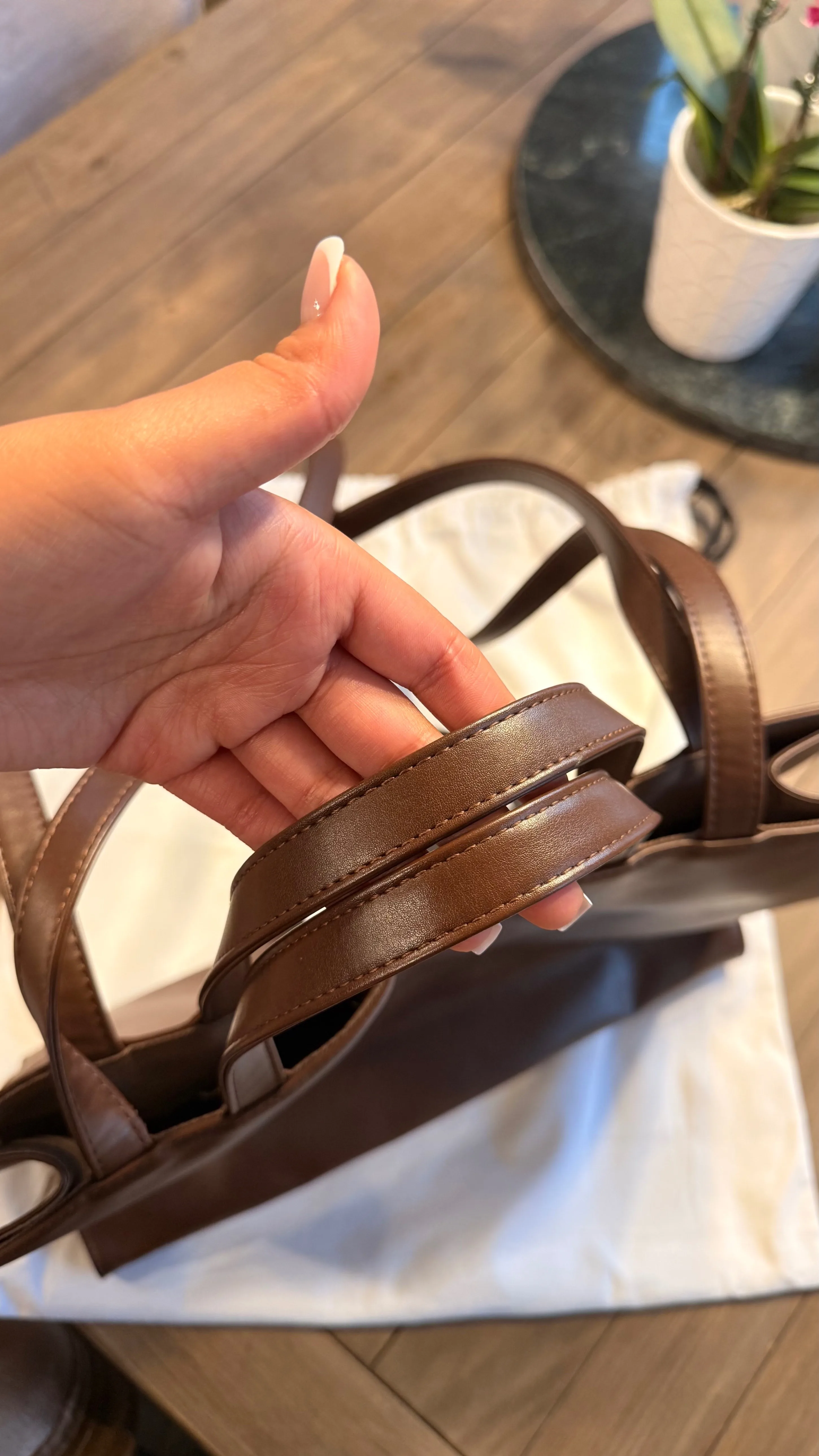 Telfar Medium Shopping Bag image indicator(4)