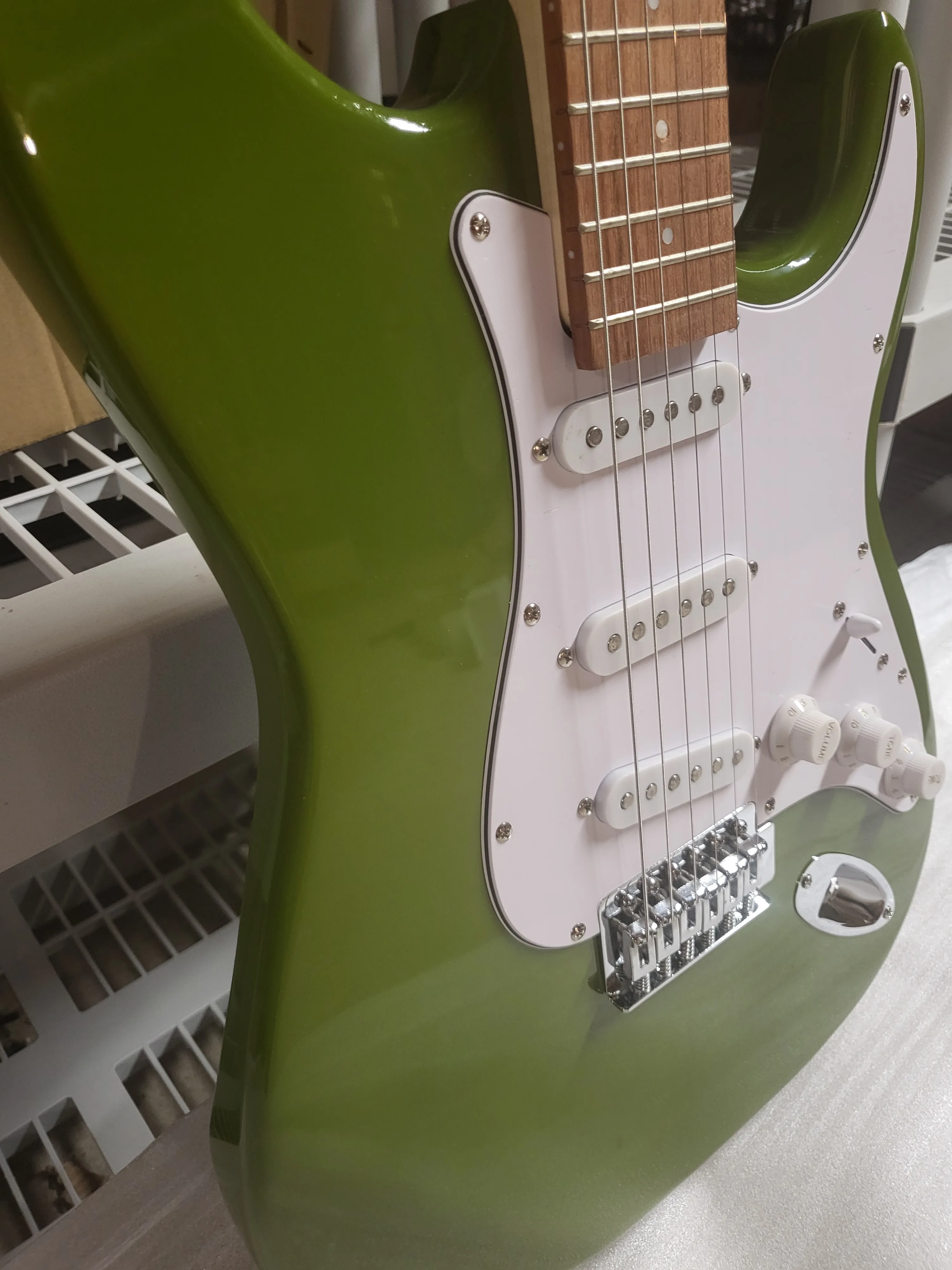 Perfect for Beginners, Intermediate Players! NEW Electric Guitar image indicator(4)