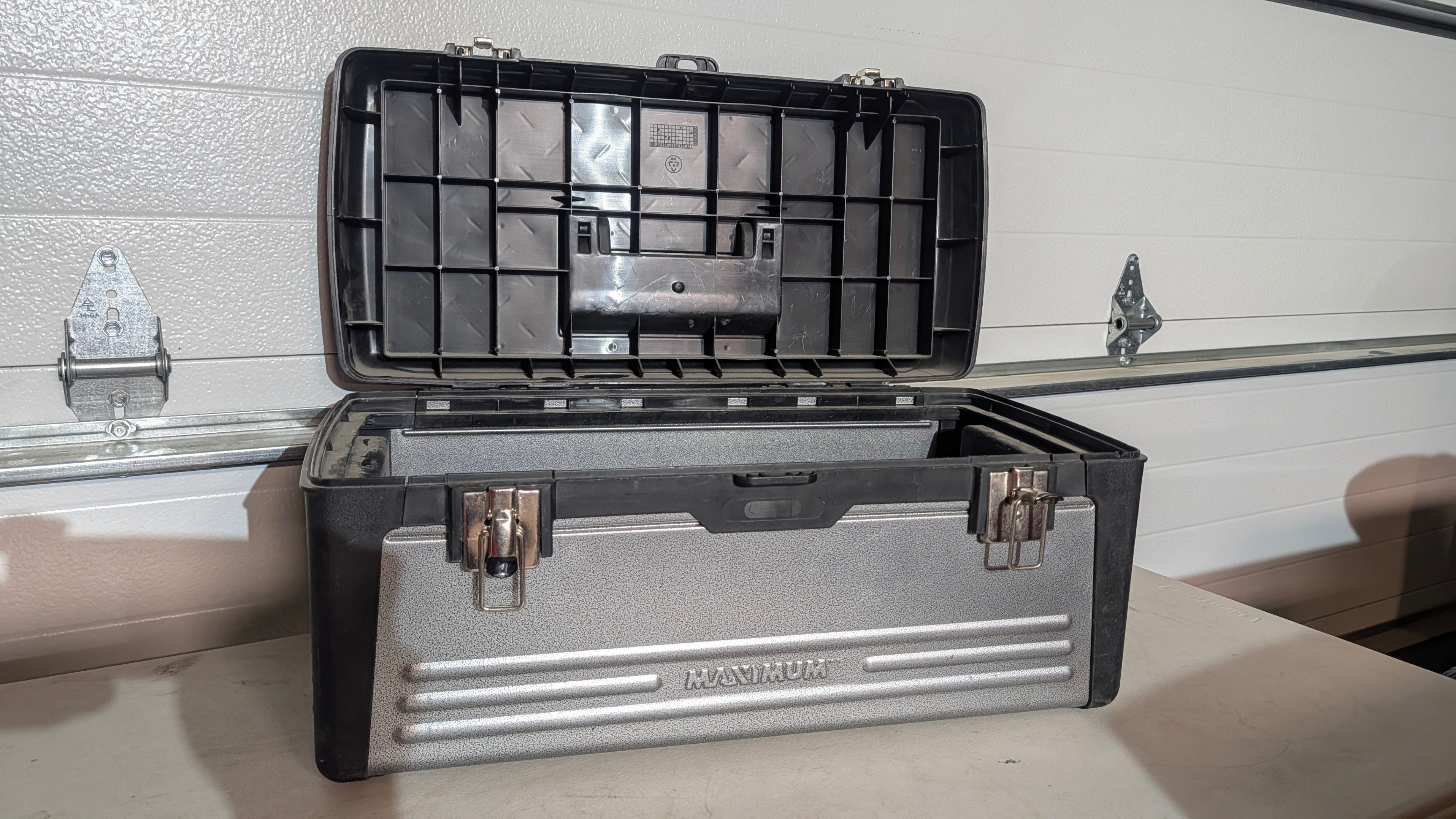 MAXIMUM Portable Heavy Duty Steel/Resin Tool Box - photo 2