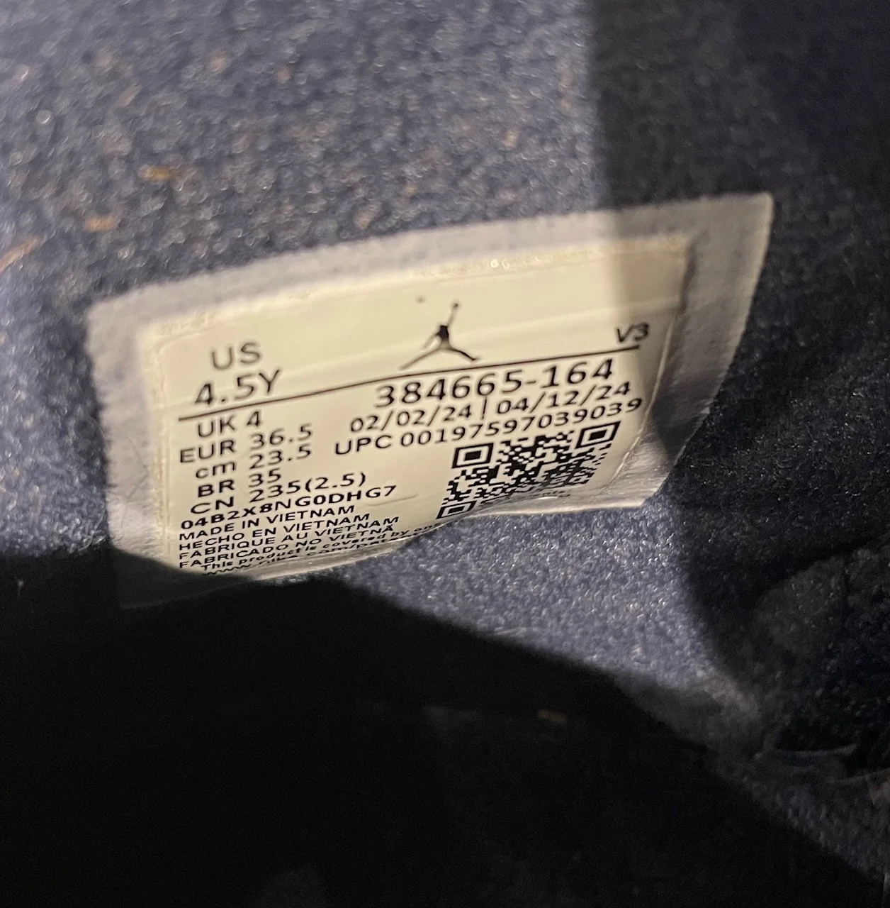 AMAZING CONDITION Nike Air Jordan’s for youth, in white and navy image indicator(9)