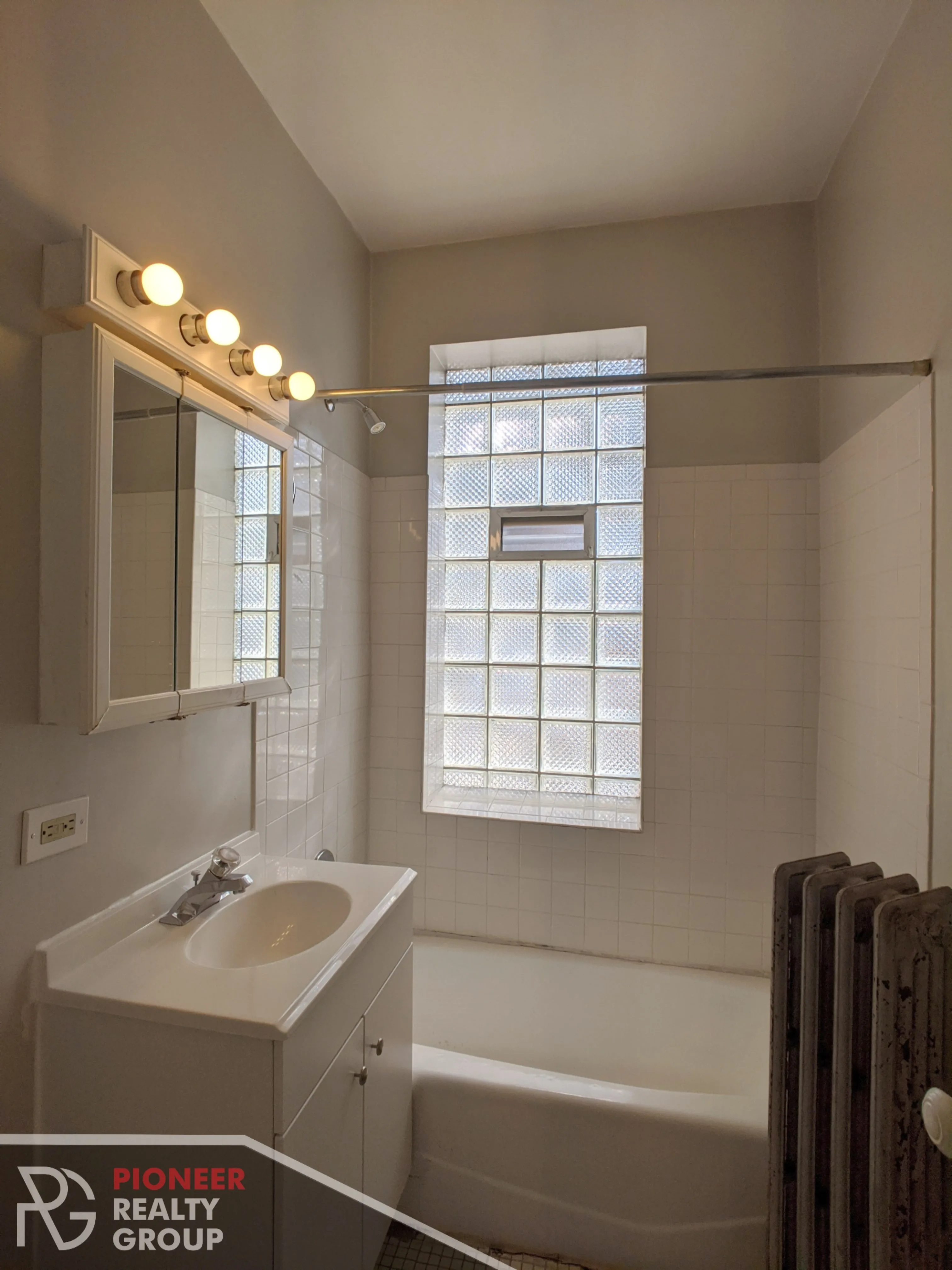 Studio in Lakeview Available for Rent! image indicator(5)