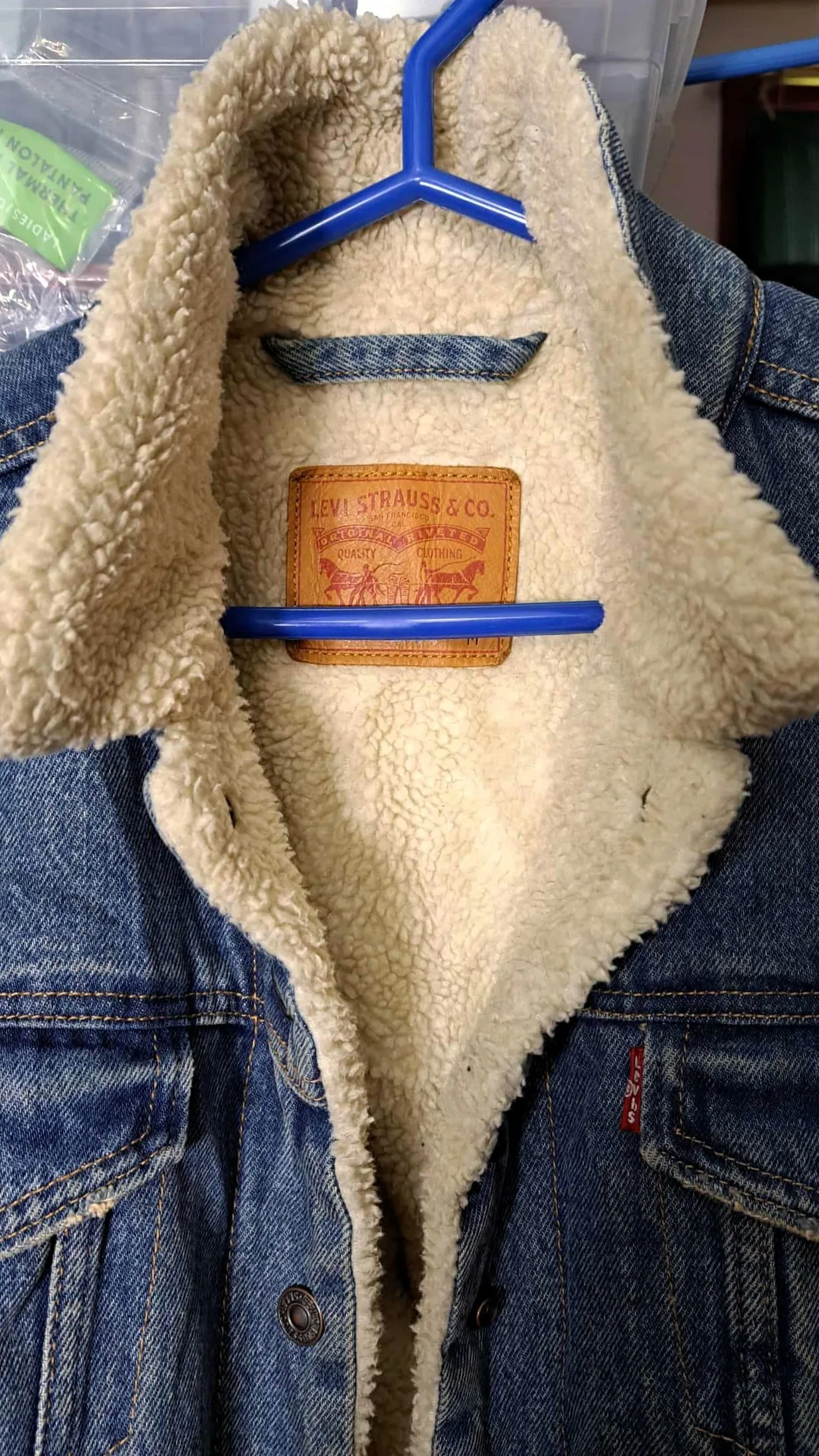 Authentic Levi's Women's 90s Sherpa Trucker Jacket image indicator(2)