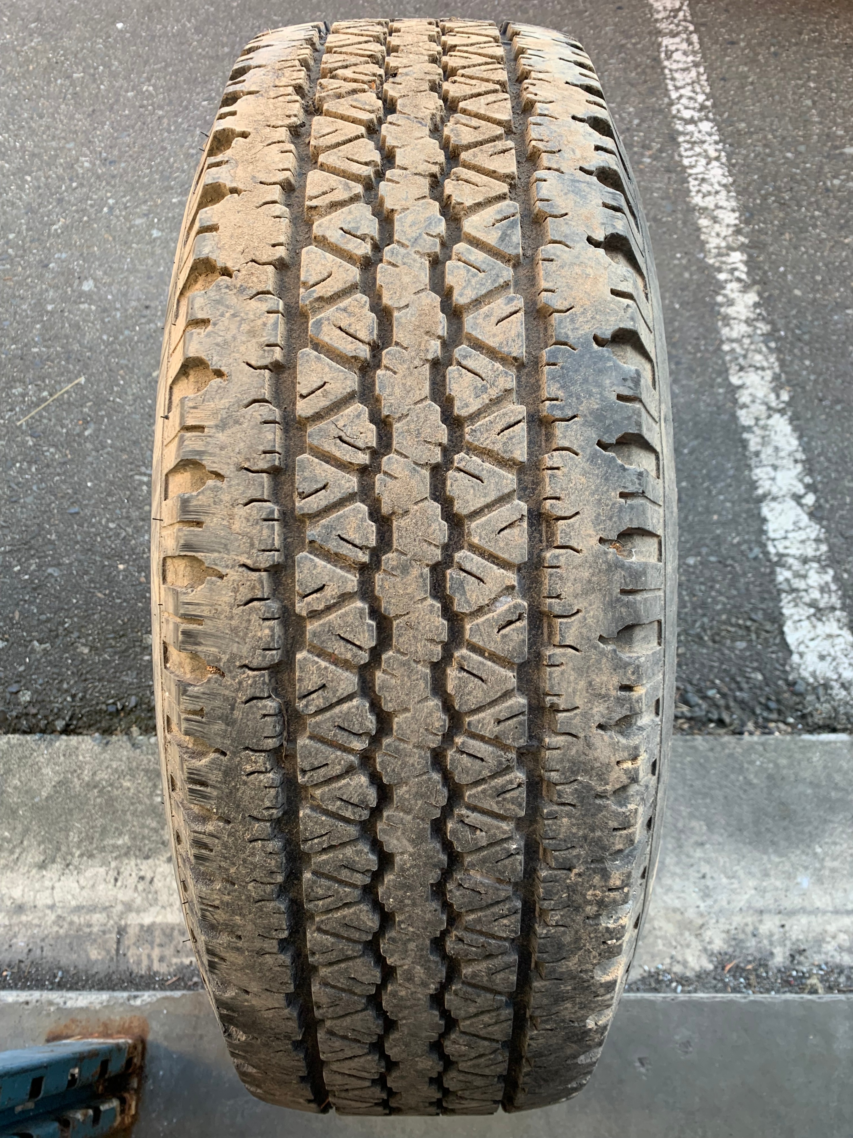 1 X single 265/70/17 goodyear tire mounted on steel rim 5x135mm