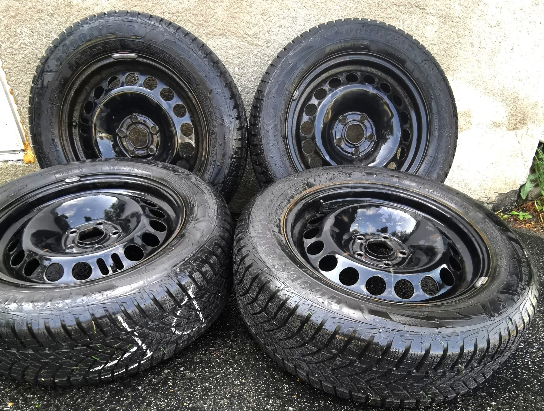 4 Goodyear Ultra Grip Winter Tires 215/60R16 Very Light Wear image indicator(10)