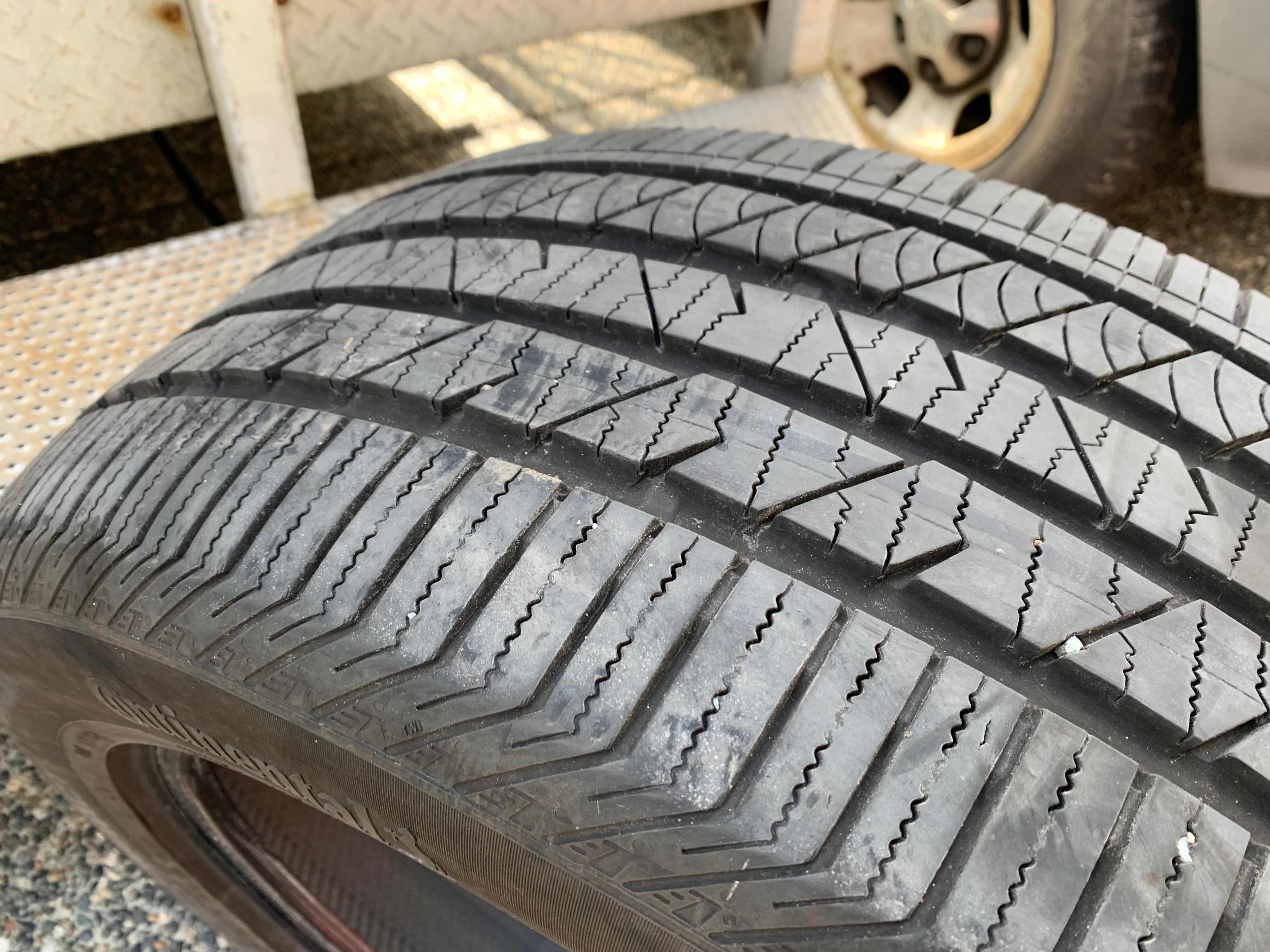 1 X single 255/50/20 Continental cross contact LX sport - photo 4
