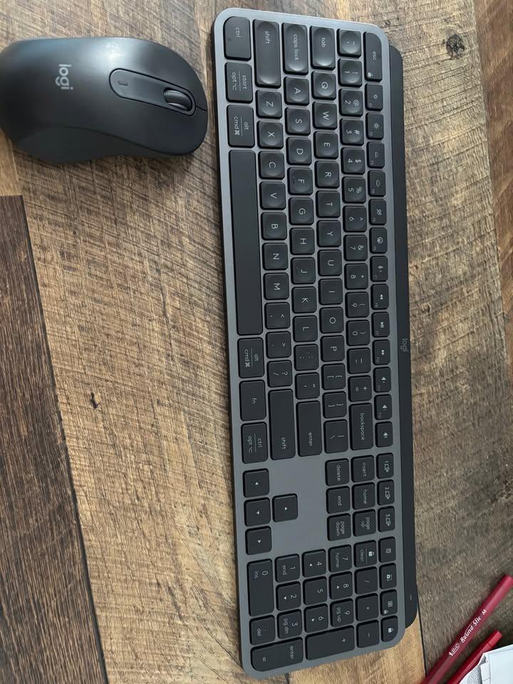 Logitech Signature Slim Combo MK955 - Wireless Keyboard & Mouse
