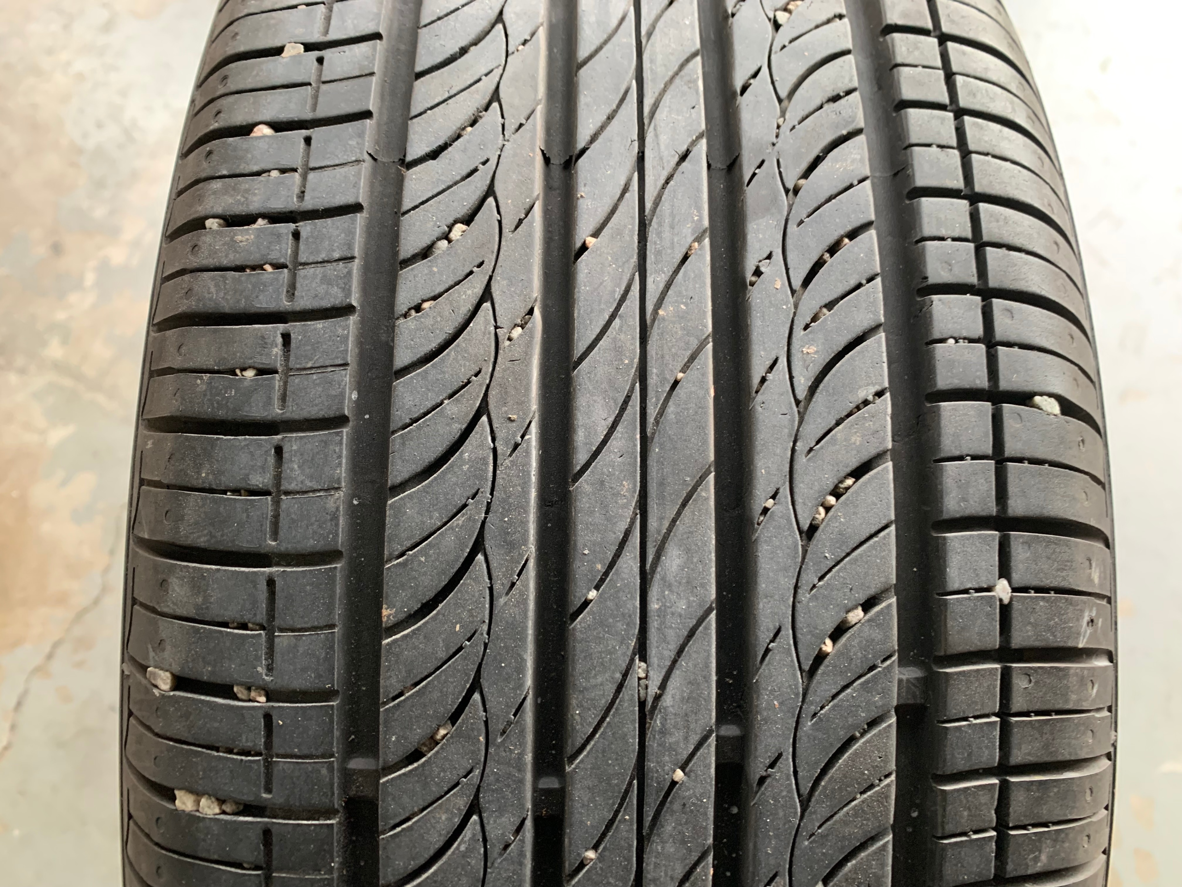 1 X single 195/55/16 M+S Hankook Optimo H426 RFT with 70% tread - photo 2