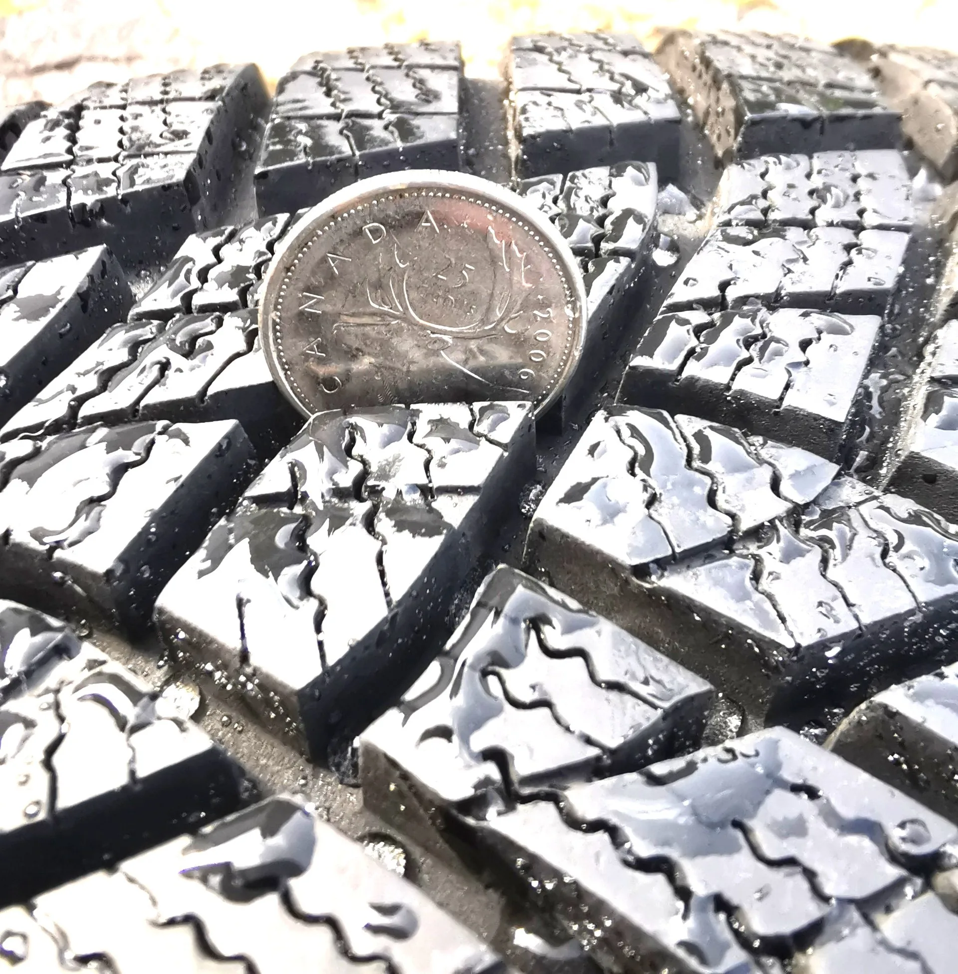 4 Goodyear Ultra Grip Winter Tires 215/60R16 Very Light Wear image indicator(3)