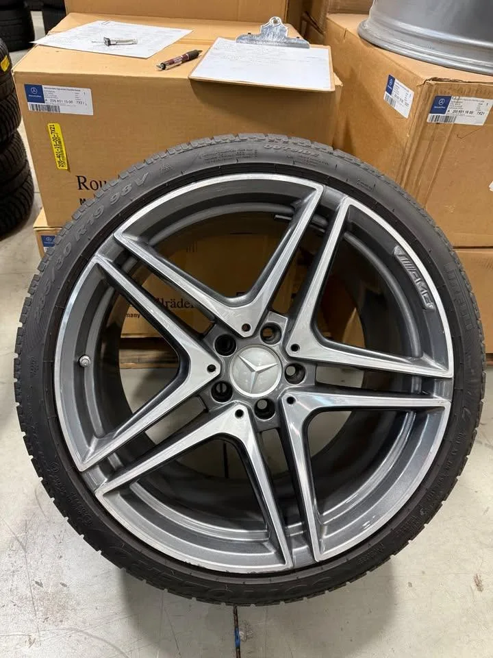 Mercedes C63 coupe AMG winter tires and rims image indicator(3)