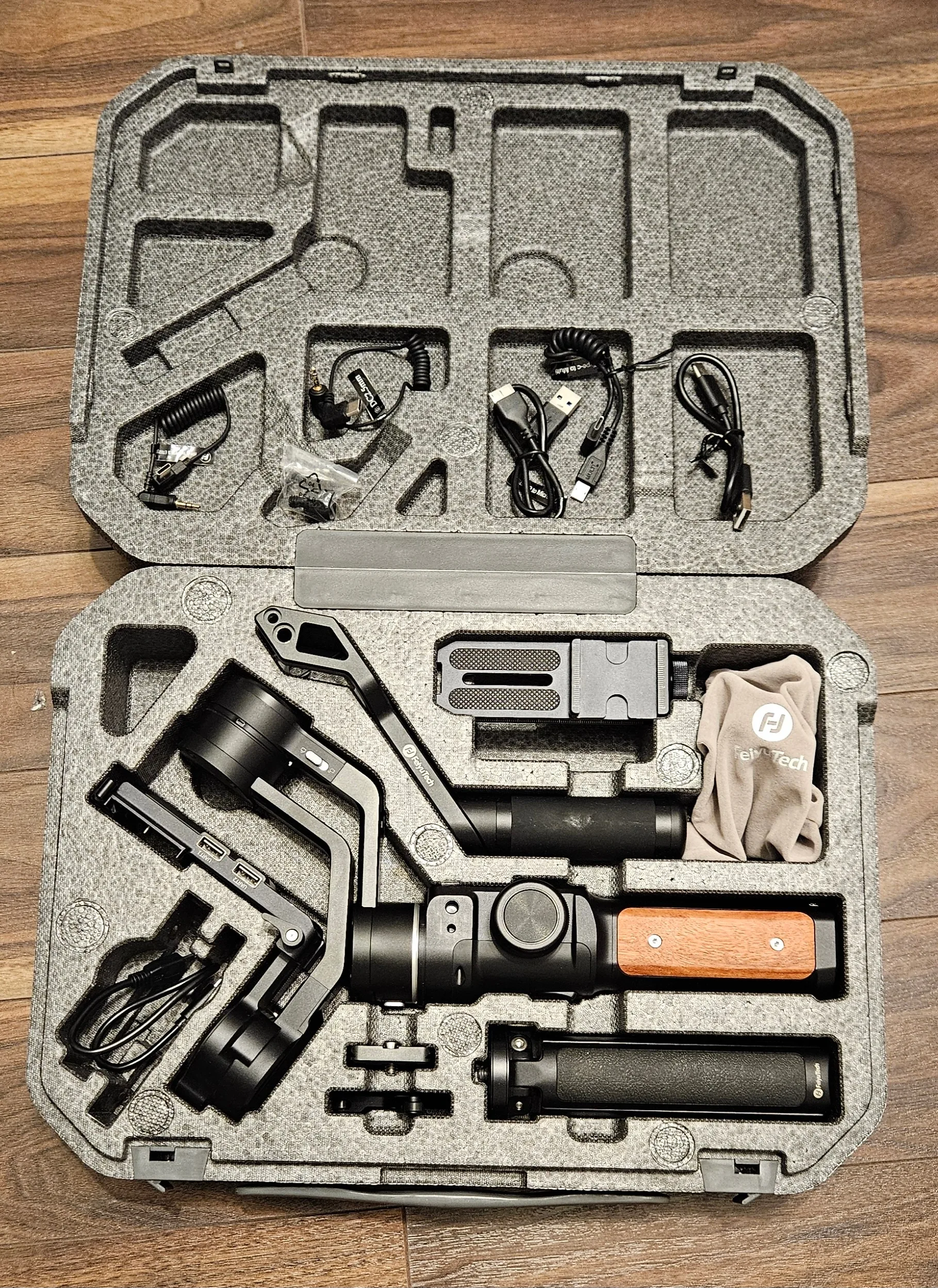 FeiyuTech AK2000S Gimbal – Like New, Save $150 image indicator(2)