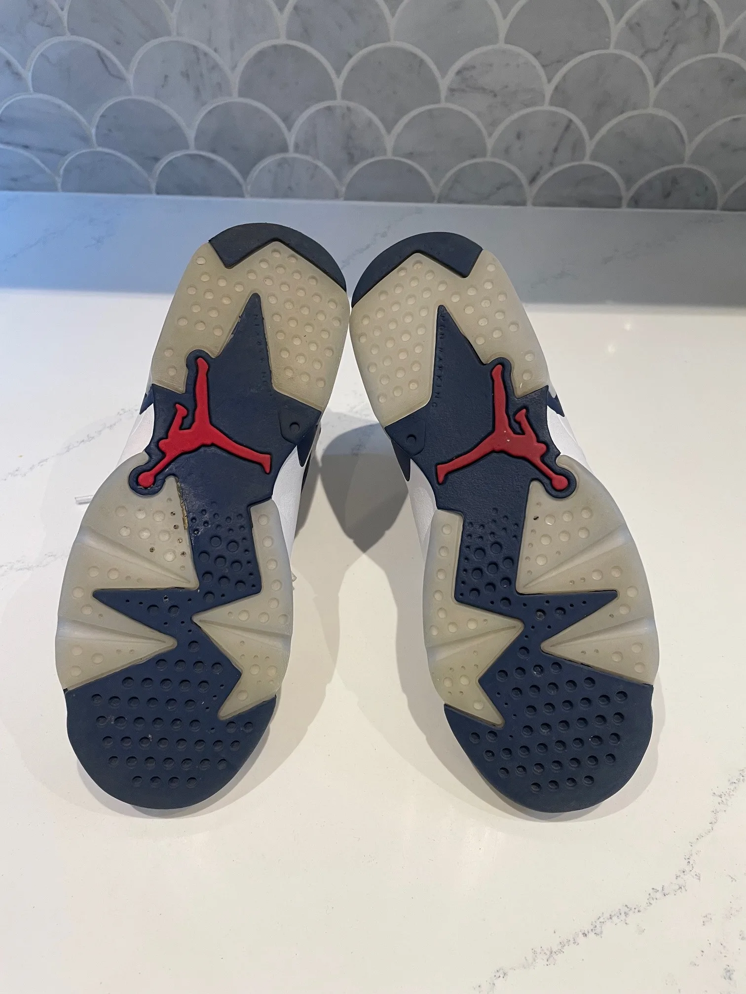 AMAZING CONDITION Nike Air Jordan’s for youth, in white and navy image indicator(10)