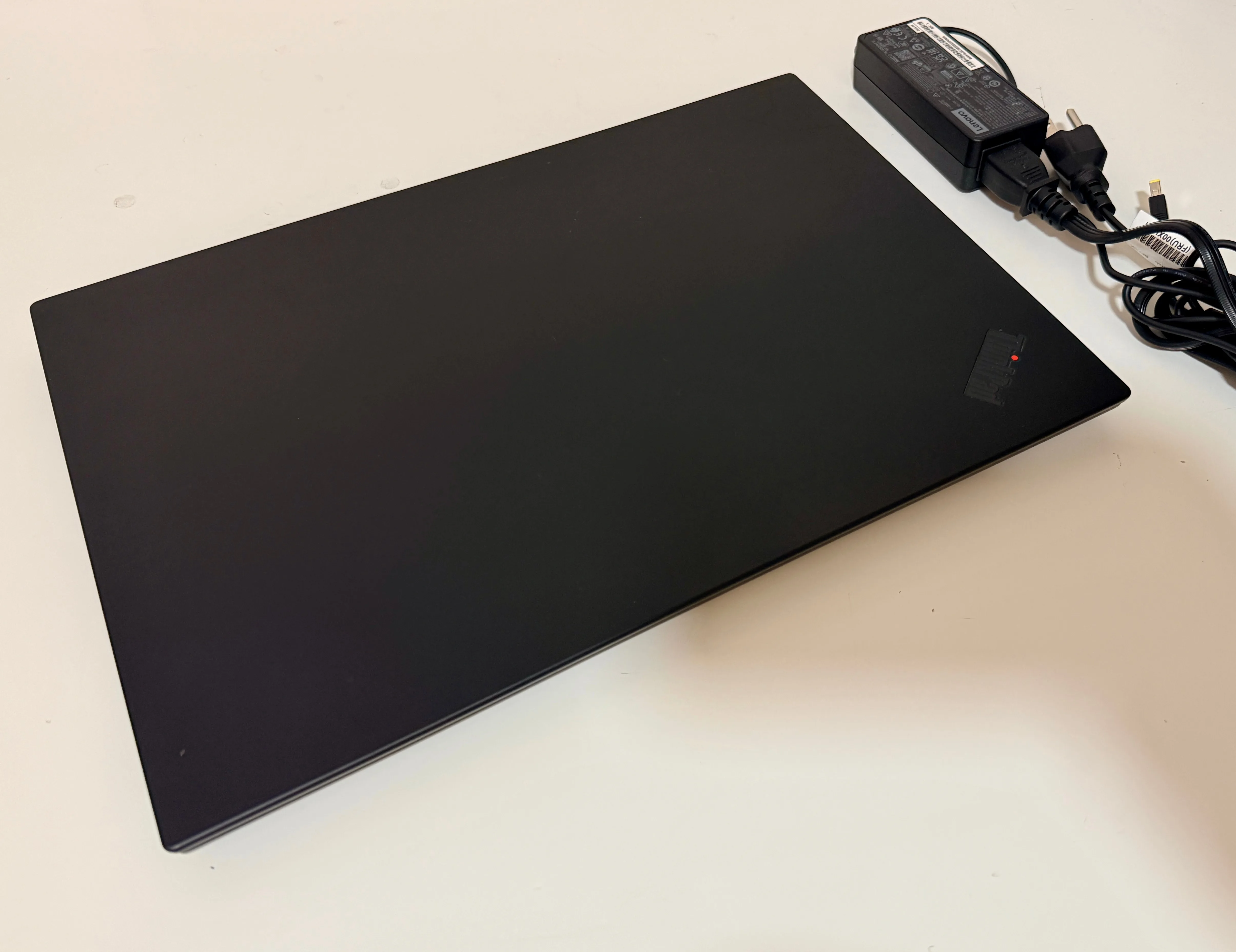 Lenovo ThinkPad Laptop / i7-8750H / Nvidia P1000 / 16GB / 256GB image indicator(3)