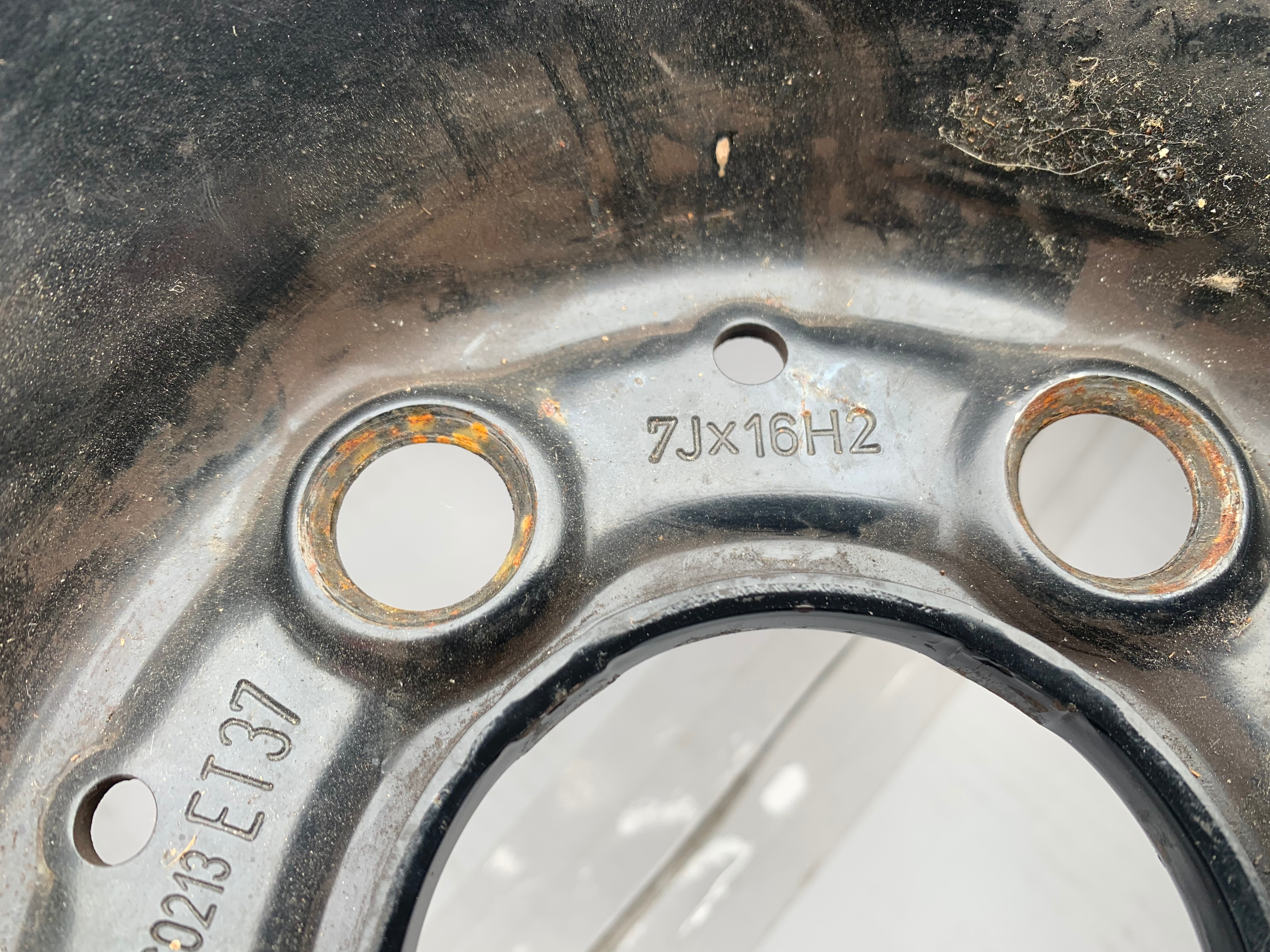 Pair of OEM Mercedes 16X7 et37 black steel rims in good shape - photo 3