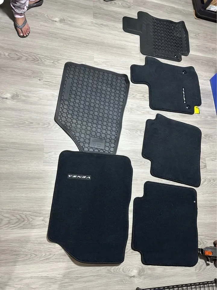 [BRAND NEW] Toyota Venza floor mats for 2009 - 2017 image indicator(2)