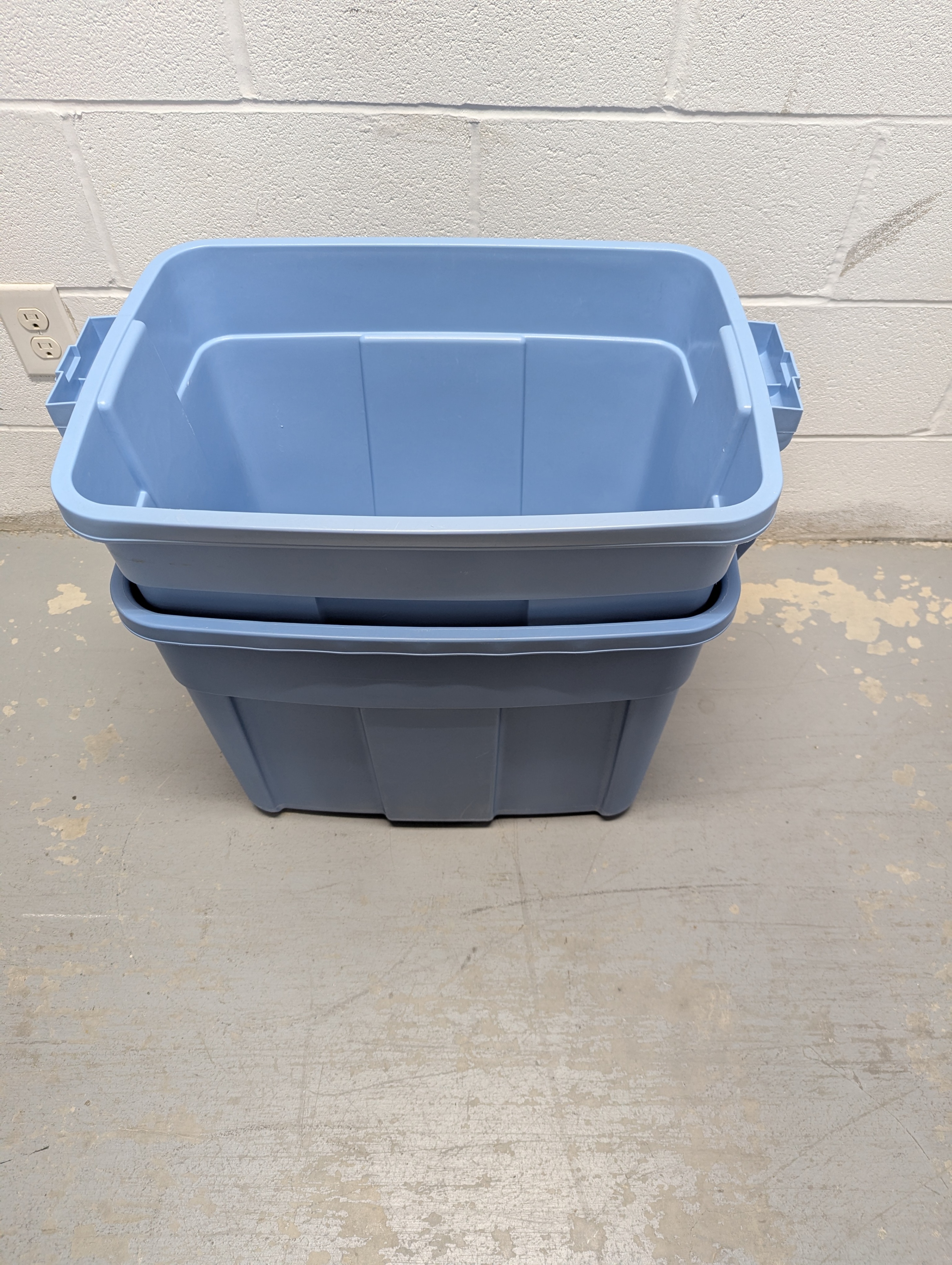 2 rubbermaid storage bins with out lids - photo 2