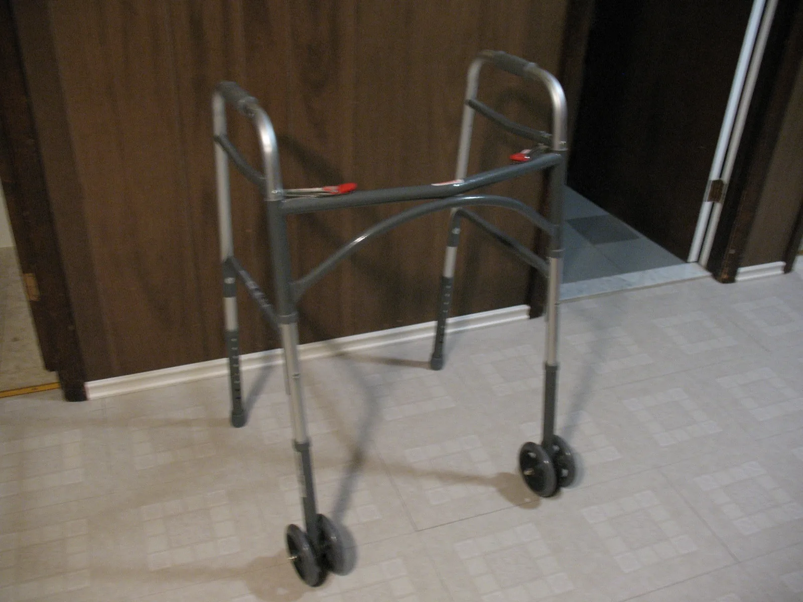 Extra Heavy Duty Walker with Front Wheels image indicator(7)
