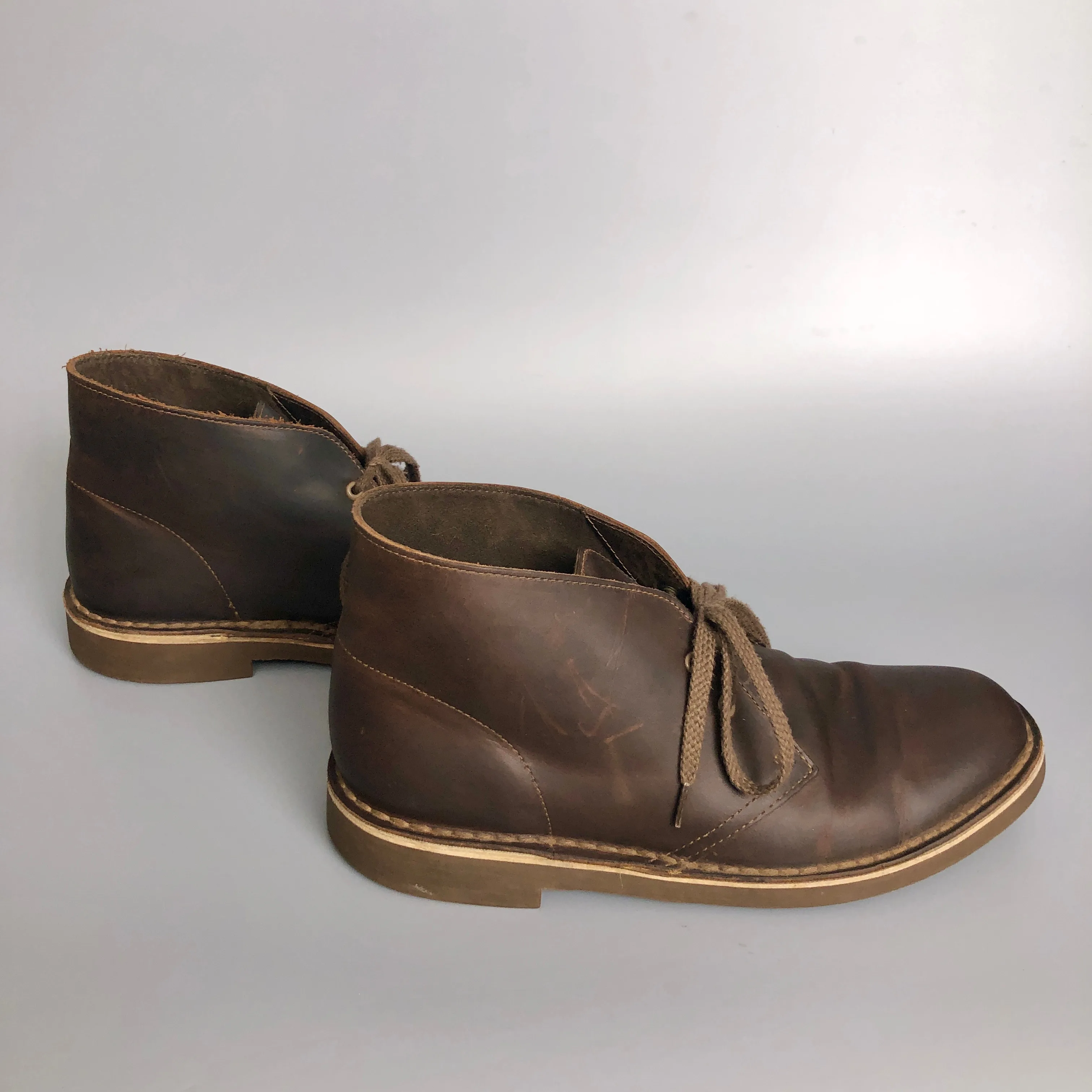 Gently Used Classic Clarks Leather Shoes image indicator(4)