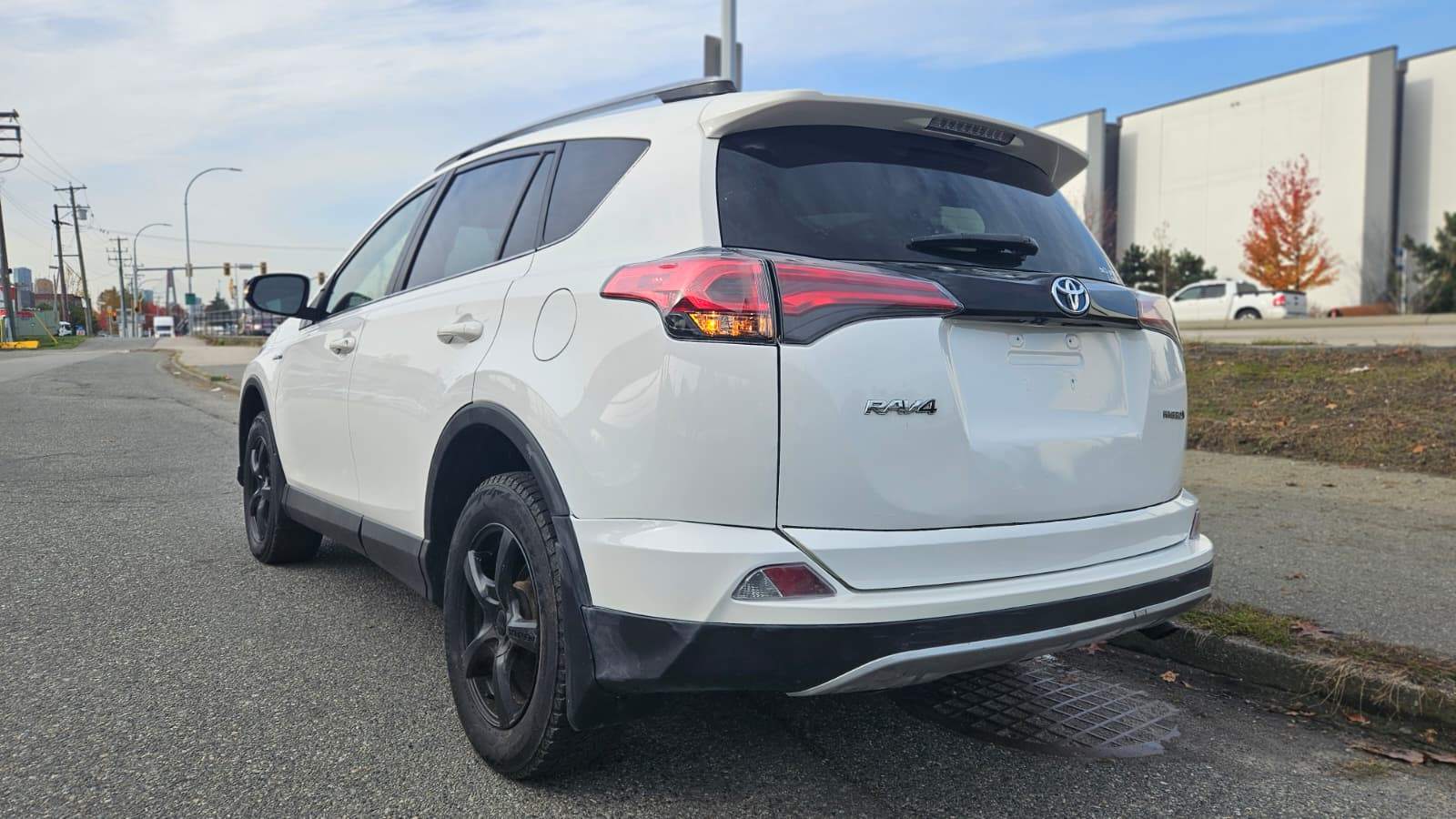 2018 Toyota RAV4, Hybrid, Fully Loaded, Rebuilt title - photo 2