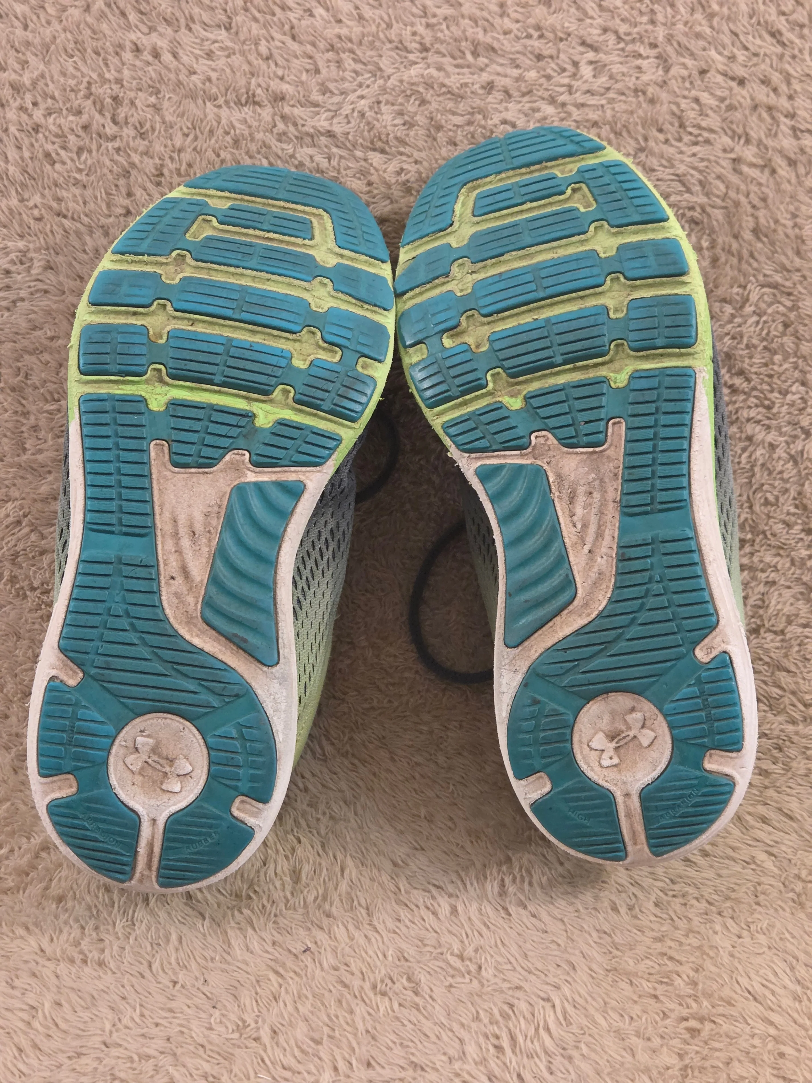 UA Charged Bandit 5 – Youth 6Y, Grey/Lime image indicator(5)