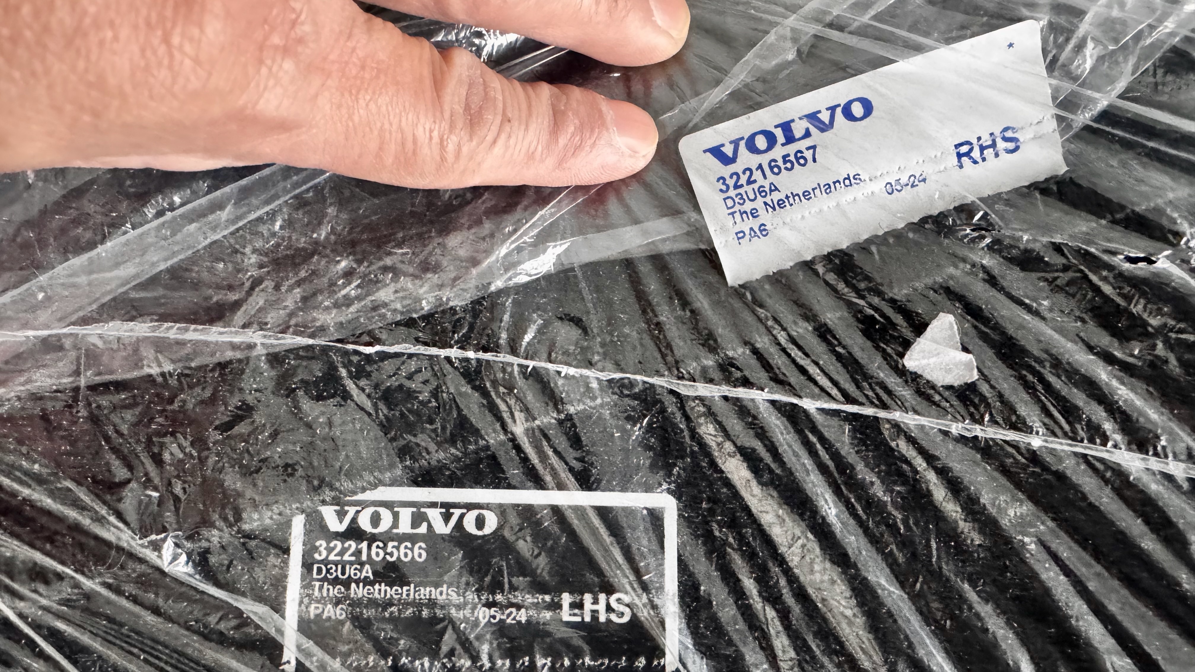 Volvo XC60 Genuine Floor Mat Set Charcoal (OEM 32216555) NEW - photo 2