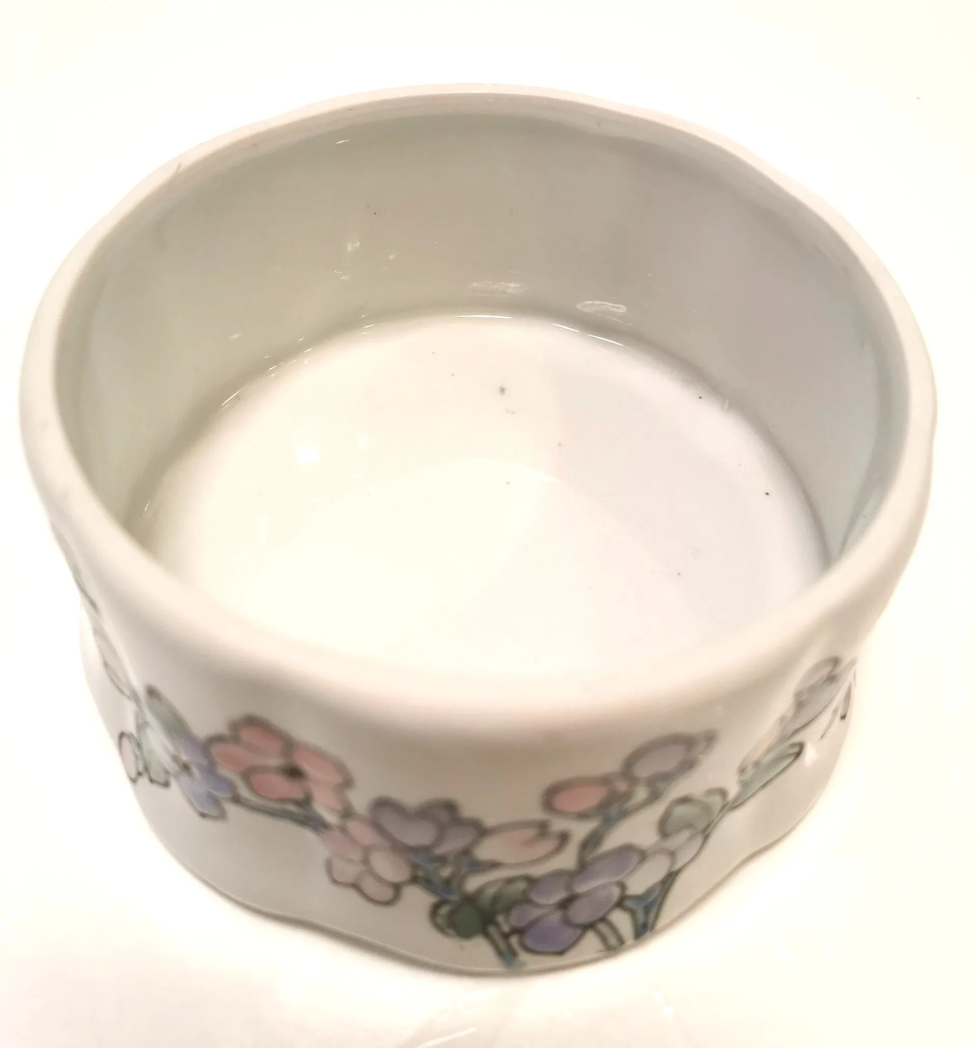 Vint. Porcelain Trinket Box Scalloped Lid Gold Trim Signed CHINA image indicator(5)