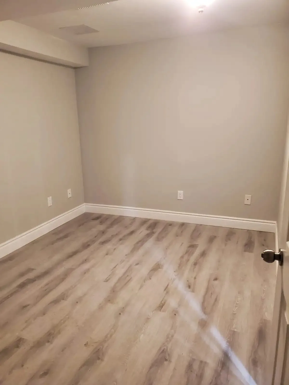 basment for rent image indicator(10)