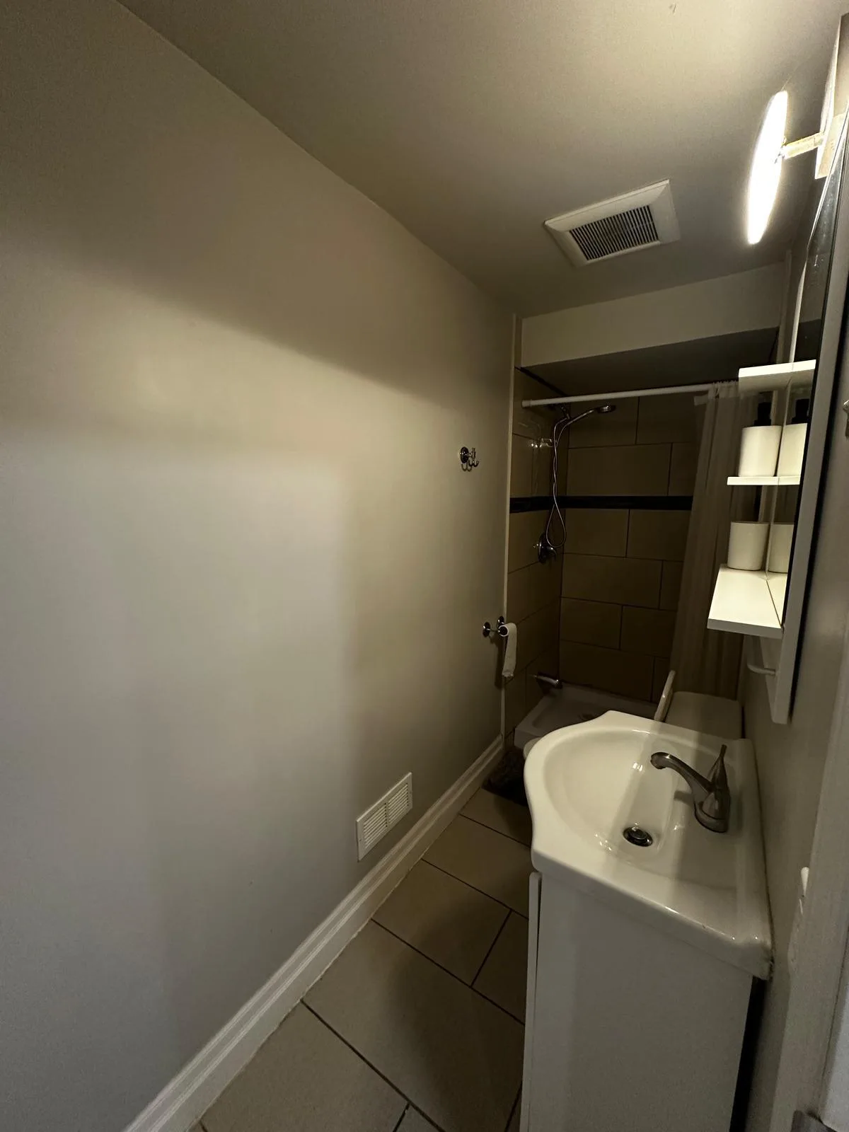 Bachelor suite for rent image indicator(3)