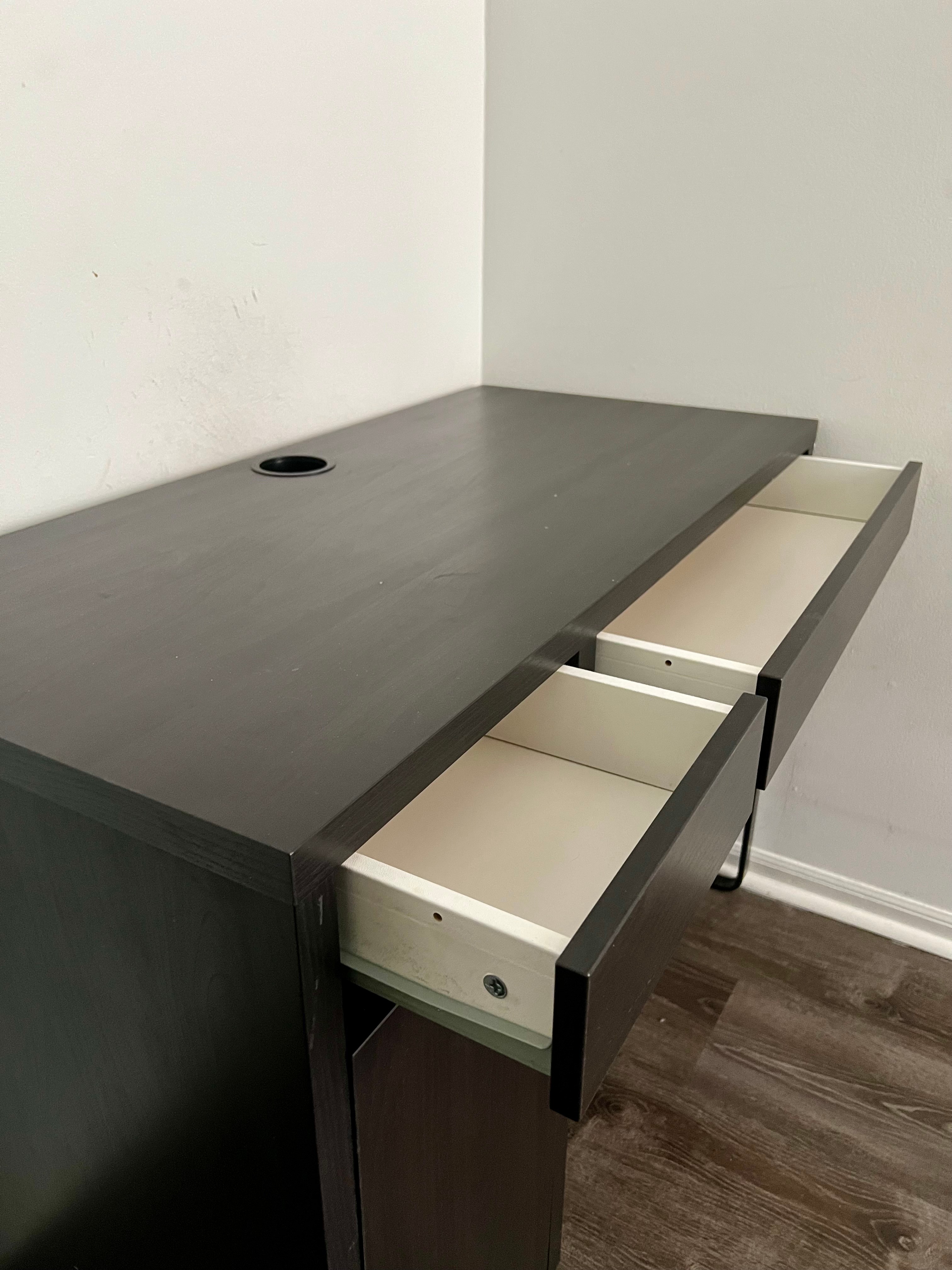 Study, office desk - photo 2