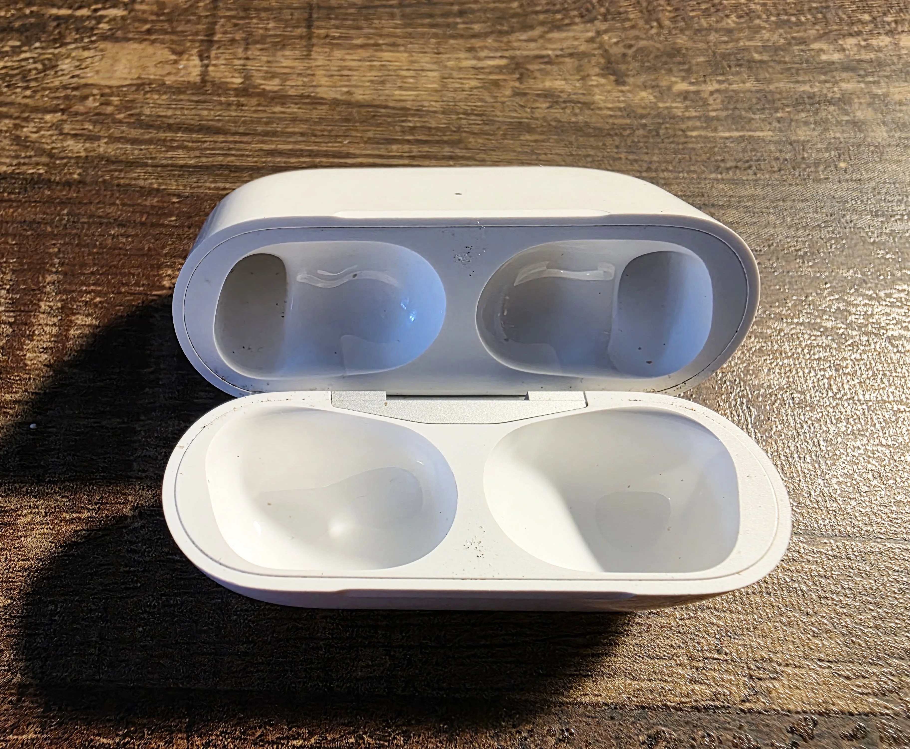 Apple AirPods Pro 2nd Gen 2 2023 Magsafe  USB-C Charging Case. image indicator(4)