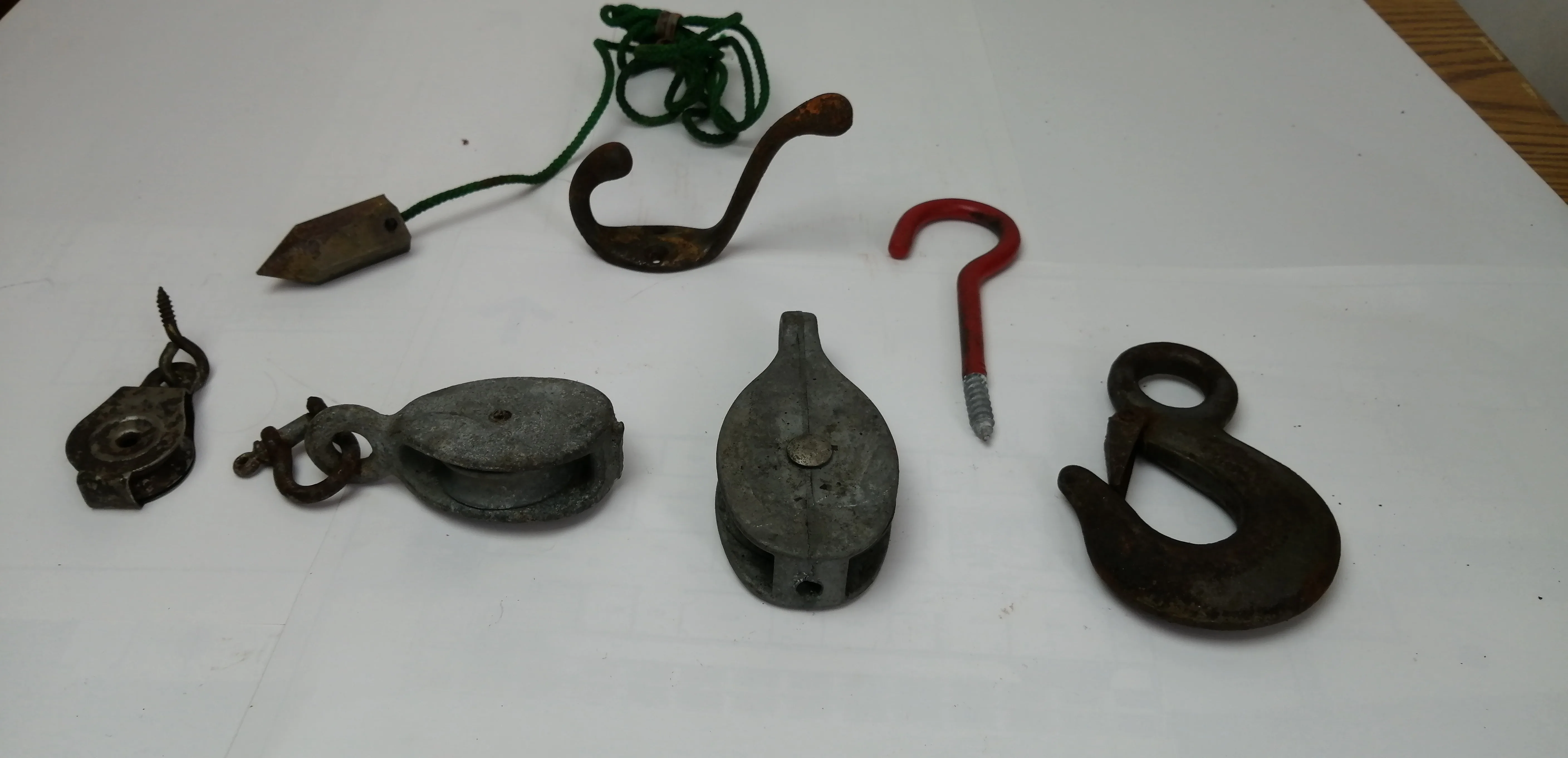 Man Mixed Lot:pulleys, lifting hook, carpenter plumb, reg.hooks image indicator(2)