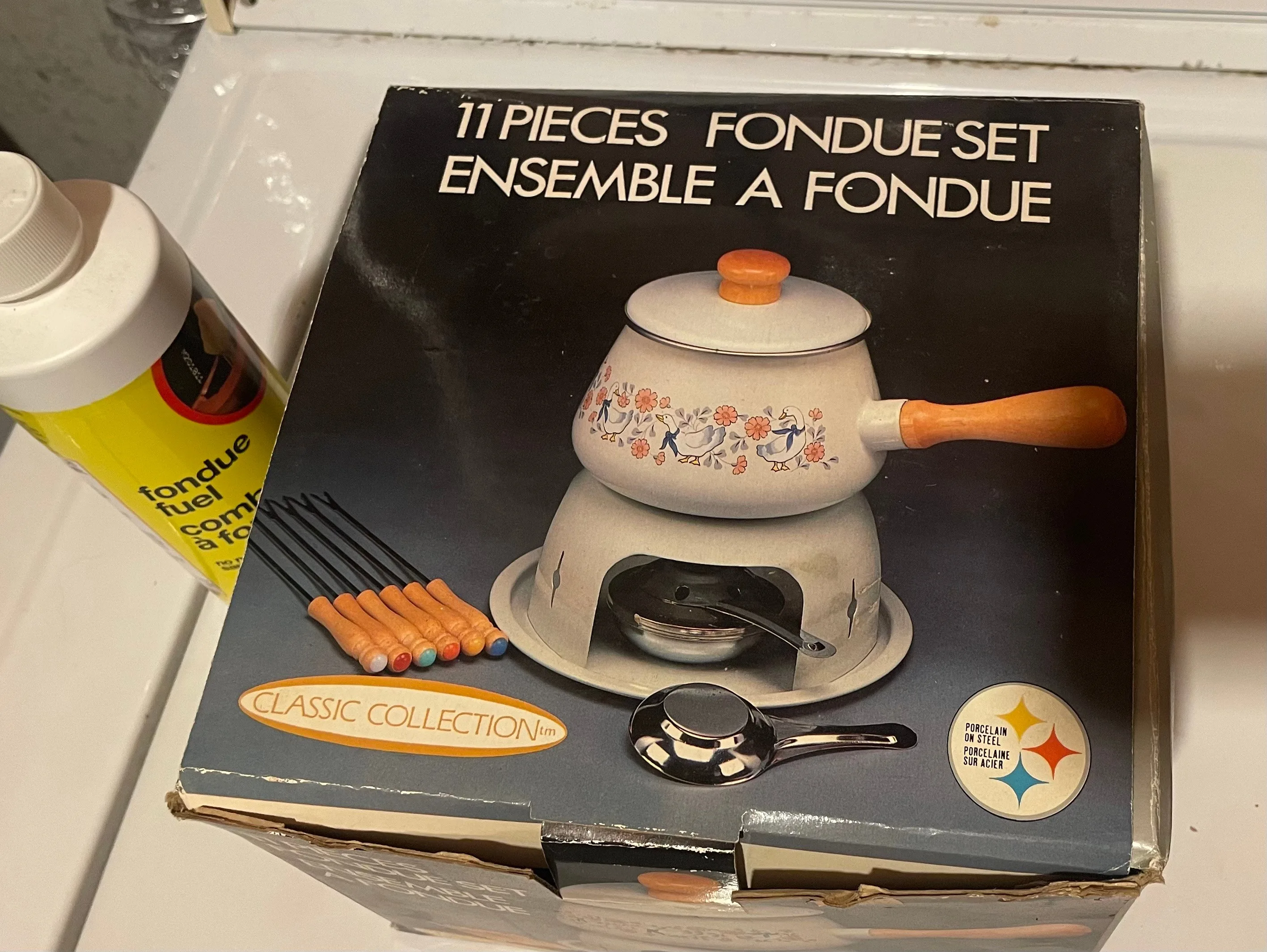 Fondue set with fuel