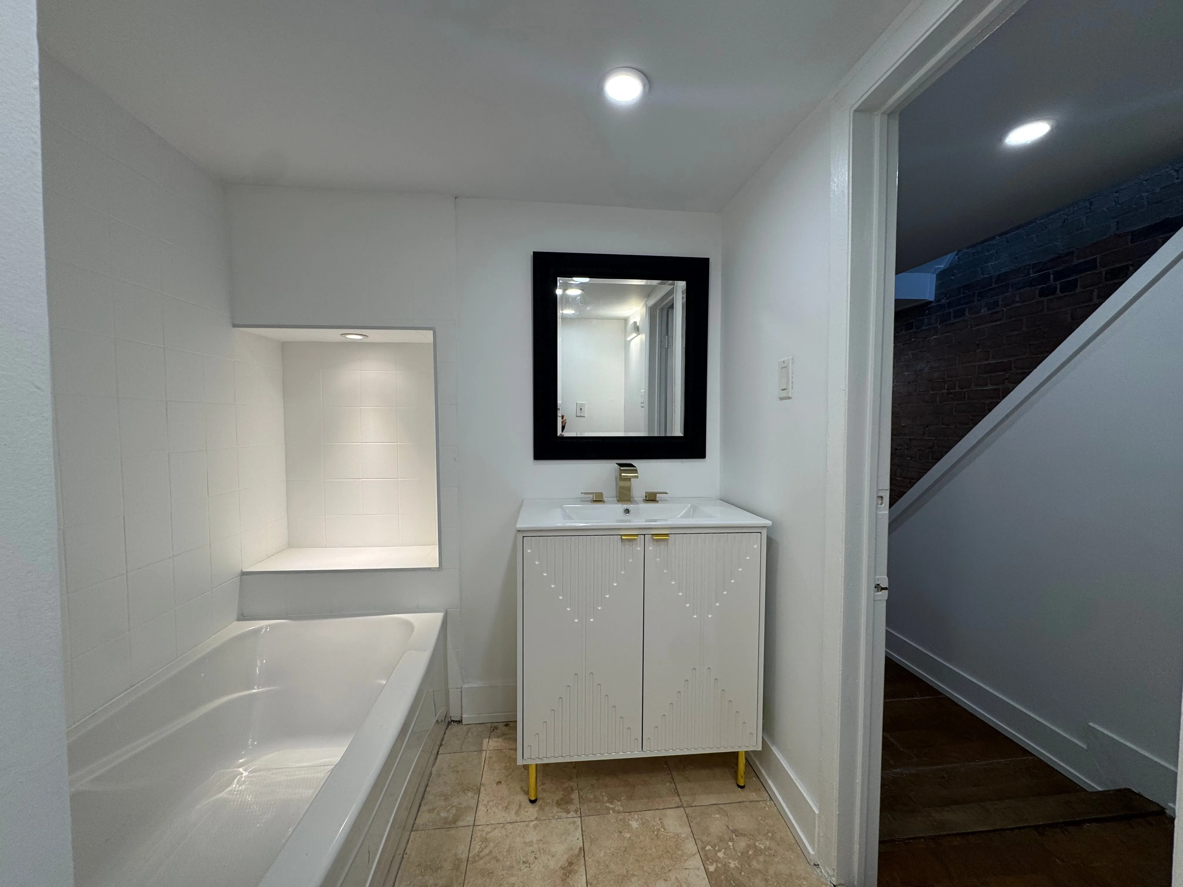 25 Firstbrooke Main/Lower - 2 Bedroom in the Upper Beaches! image indicator(8)