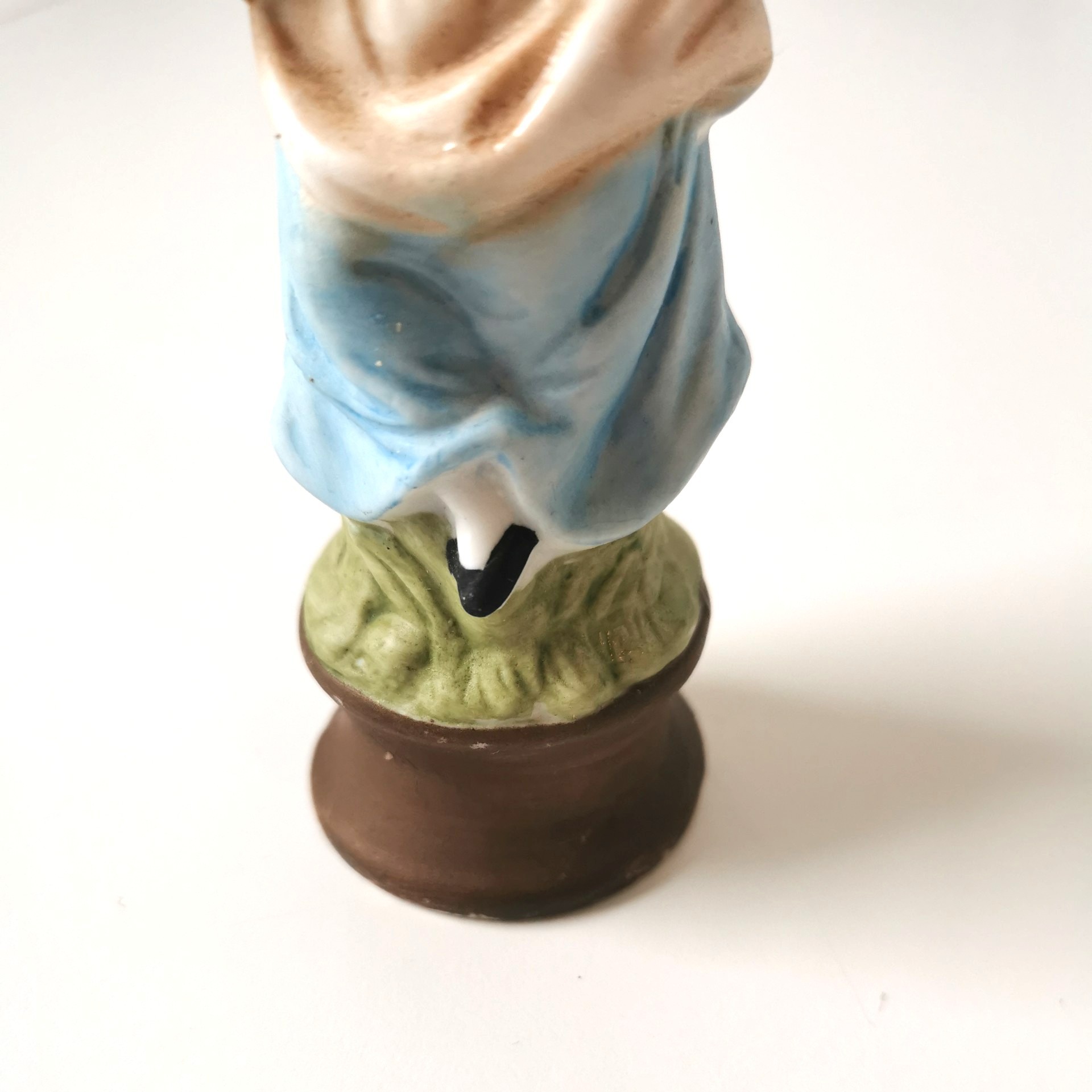 Vintage porcelain Ardalt Girl carrying Basket of Grapes 8" - photo 2