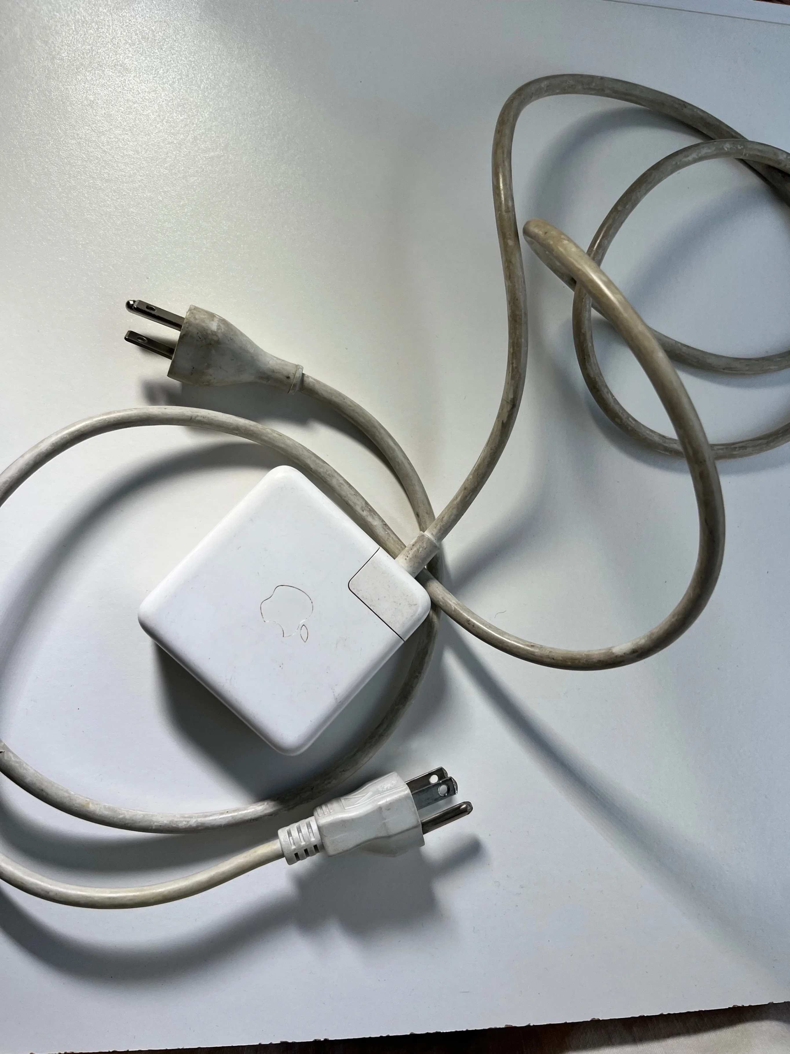 Apple MacBook Power Adapters + Lightning Cables (Bundle) image indicator(4)