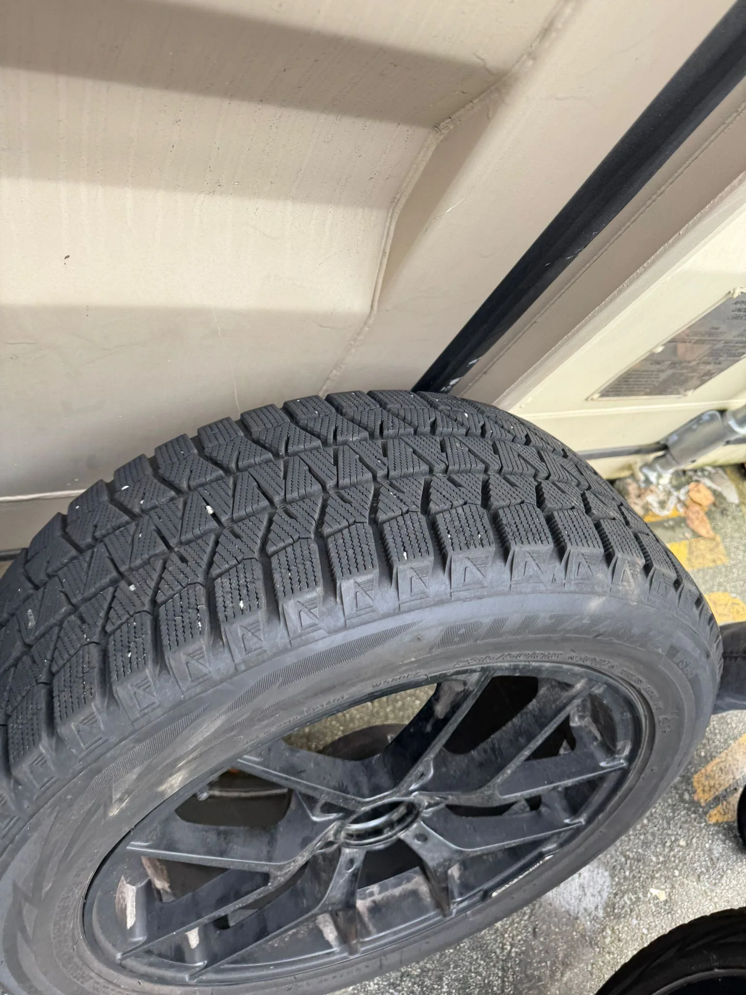 Bridgestone Blizzak Studless Winter Tire Set image indicator(2)