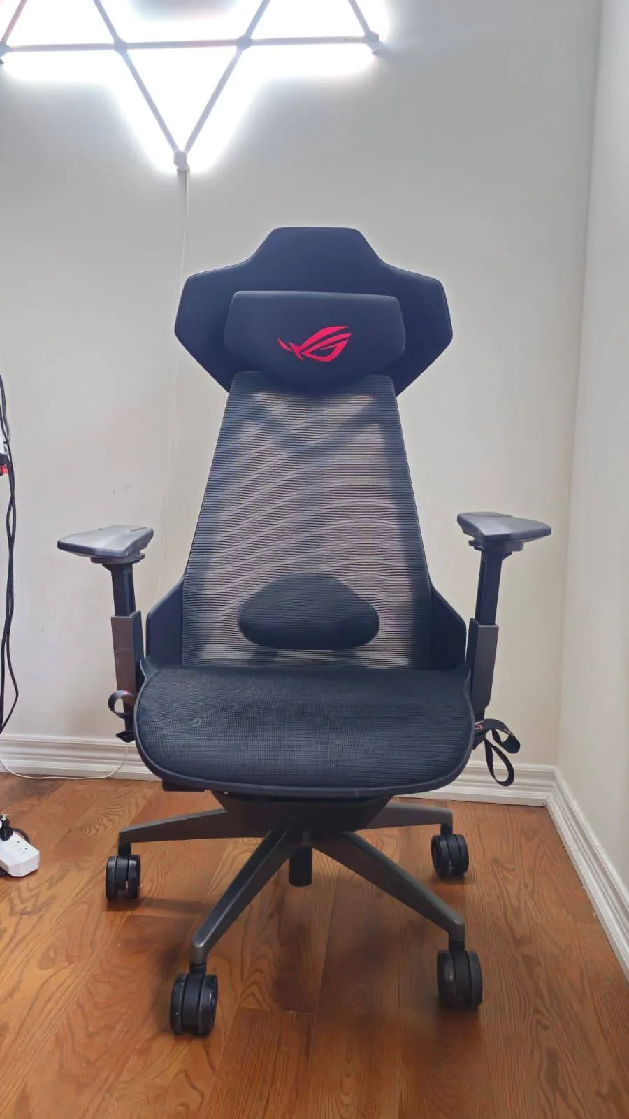 ASUS ROG Destrier Ergo Gaming Chair – Like New image indicator(4)